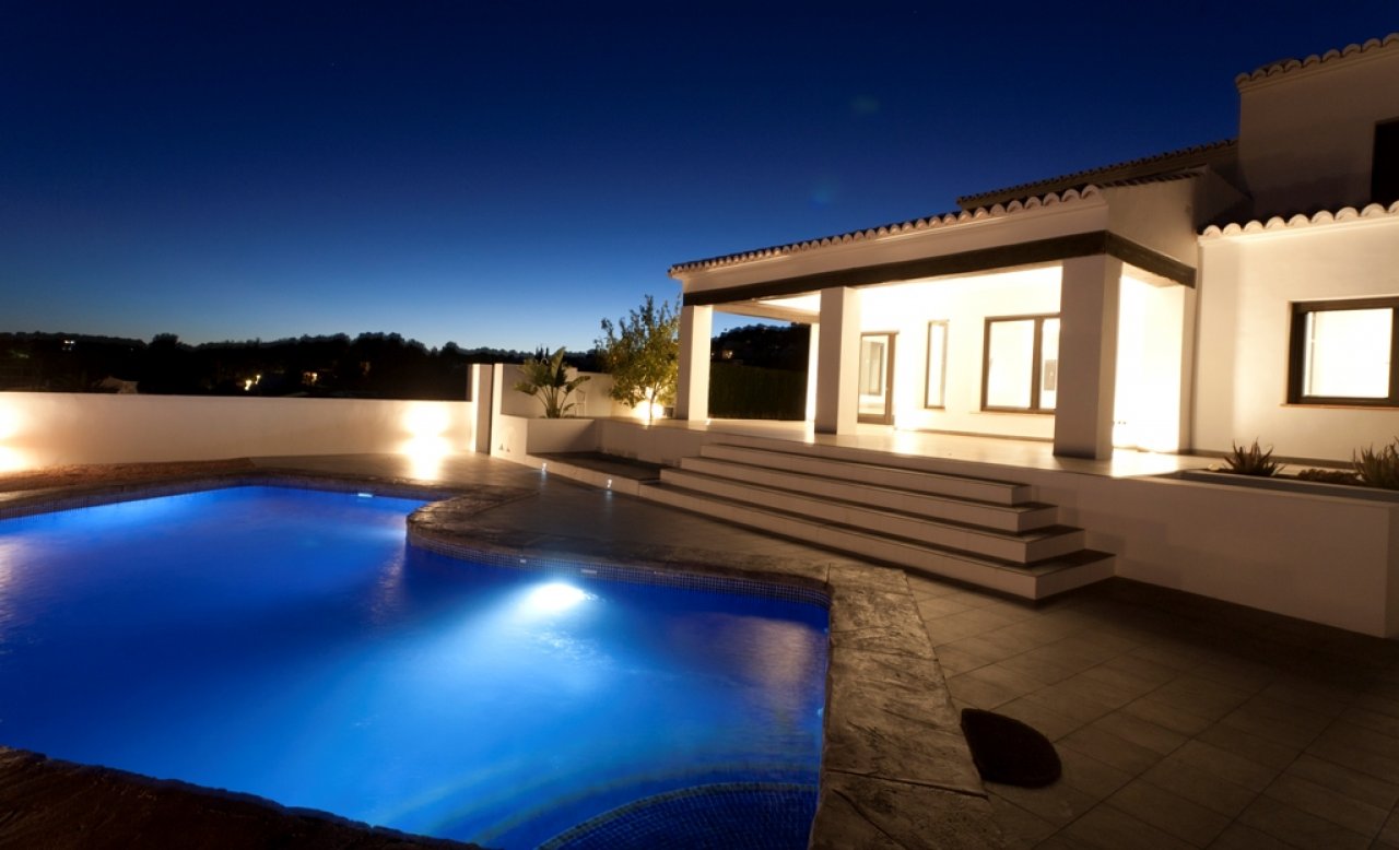 Exklusives Poolparadies mit abendlicher Lichtinszenierung - Ihr privates Wellness-Refugium mit stufenförmiger Terrassenanlage Exklusives Poolparadies mit abendlicher Lichtinszenierung - Ihr privates Wellness-Refugium mit stufenförmiger Terrassenanlage