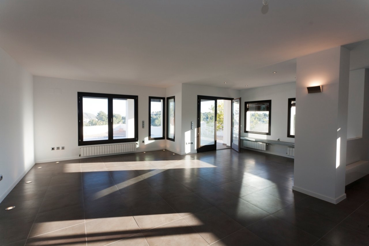 Lichtdurchfluteter Wohnbereich mit eleganten Panoramafenstern und moderner Raumaufteilung Lichtdurchfluteter Wohnbereich mit eleganten Panoramafenstern und moderner Raumaufteilung