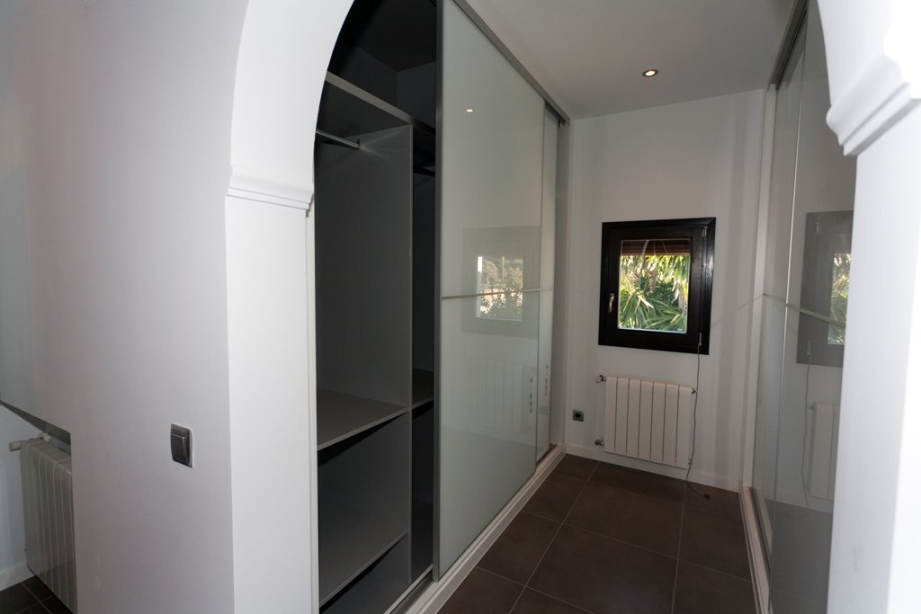 Lichtdurchfluteter Ankleideschrank mit intelligenter Raumaufteilung und elegantem Schiebetürensystem Lichtdurchfluteter Ankleideschrank mit intelligenter Raumaufteilung und elegantem Schiebetürensystem