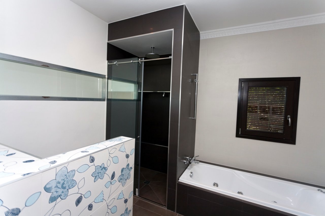 Luxuriöses Wellness-Badezimmer mit Design-Dusche und Panorama-Badewanne - Ihr privates Spa-Erlebnis zuhause! Luxuriöses Wellness-Badezimmer mit Design-Dusche und Panorama-Badewanne - Ihr privates Spa-Erlebnis zuhause!