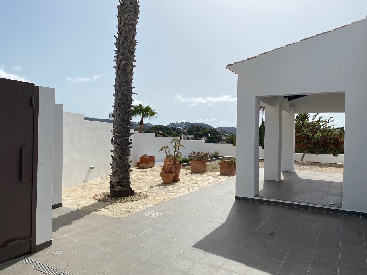 Mediterrane Terrasse mit Weitblick - Elegante Außenanlage mit Palmen und Panoramaperspektive Mediterrane Terrasse mit Weitblick - Elegante Außenanlage mit Palmen und Panoramaperspektive