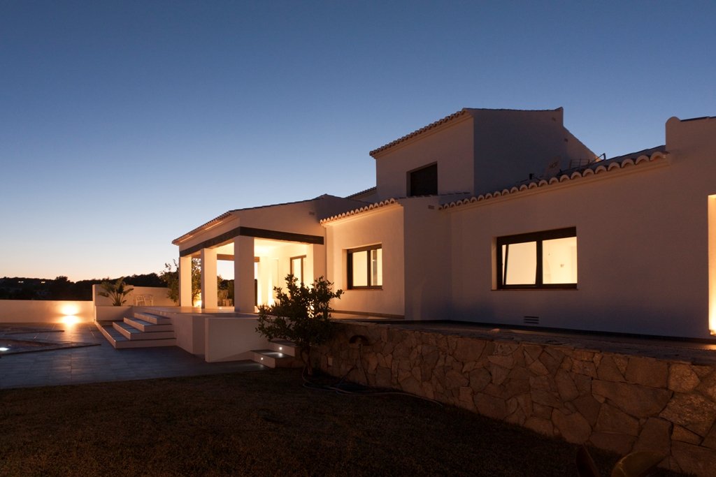 Mediterrane Luxus-Villa mit abendlicher Lichtinszenierung - Exklusive Architektur trifft zeitlose Eleganz Mediterrane Luxus-Villa mit abendlicher Lichtinszenierung - Exklusive Architektur trifft zeitlose Eleganz