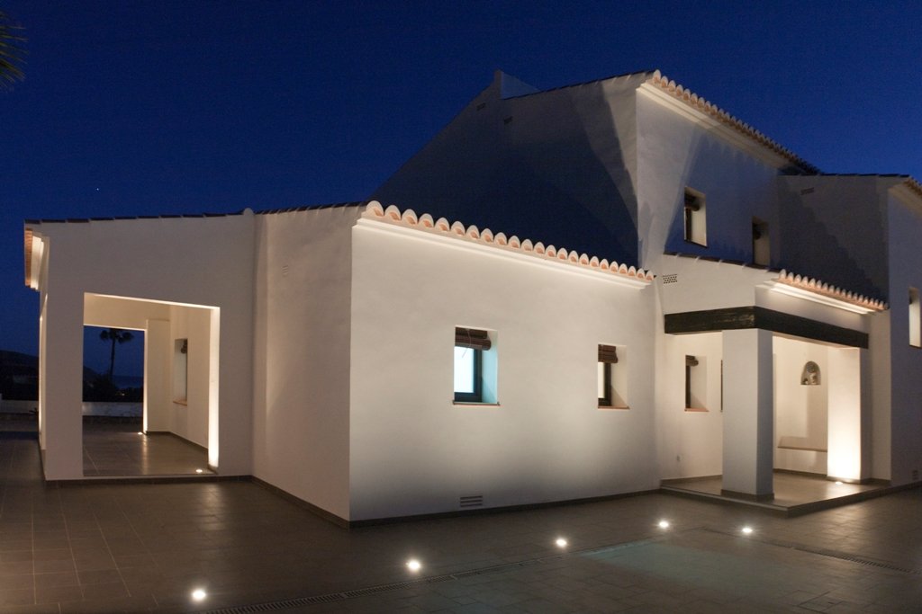 Architektonisches Highlight: Moderne Finca mit eleganter Lichtinszenierung und mediterranem Charme Architektonisches Highlight: Moderne Finca mit eleganter Lichtinszenierung und mediterranem Charme
