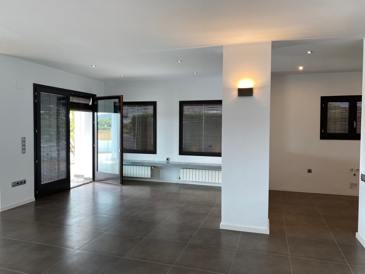 Lichtdurchfluteter Wohnbereich mit eleganter Raumaufteilung und bodentiefen Fenstern - Moderne Architektur zum Wohlfühlen! Lichtdurchfluteter Wohnbereich mit eleganter Raumaufteilung und bodentiefen Fenstern - Moderne Architektur zum Wohlfühlen!