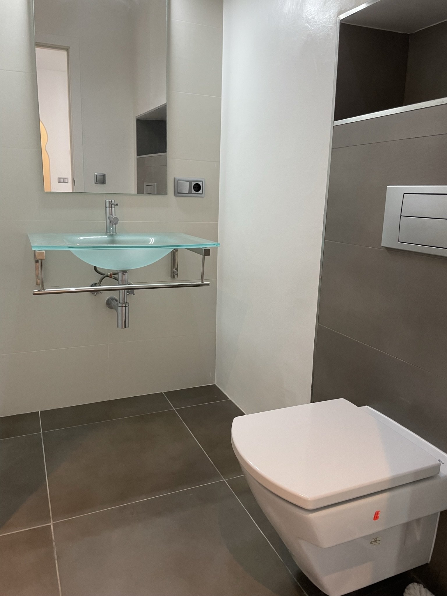 Modernes Gäste-WC mit elegantem Glaswaschbecken und wandhängendem Design - Funktionalität trifft Ästhetik! Modernes Gäste-WC mit elegantem Glaswaschbecken und wandhängendem Design - Funktionalität trifft Ästhetik!