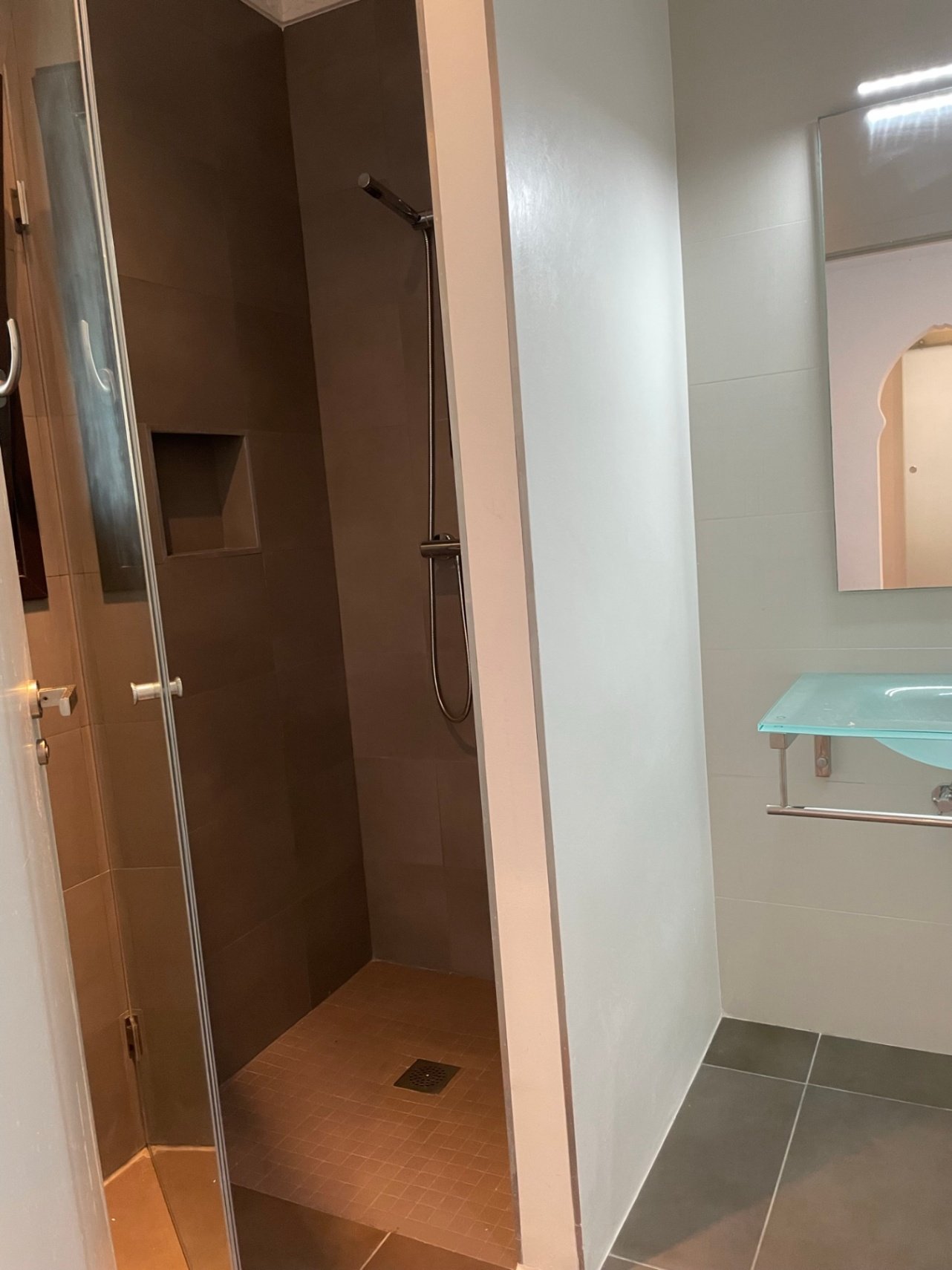 Komfort auf höchstem Niveau: Edle Regendusche mit integrierter Wandnische und zeitlosem Design Komfort auf höchstem Niveau: Edle Regendusche mit integrierter Wandnische und zeitlosem Design