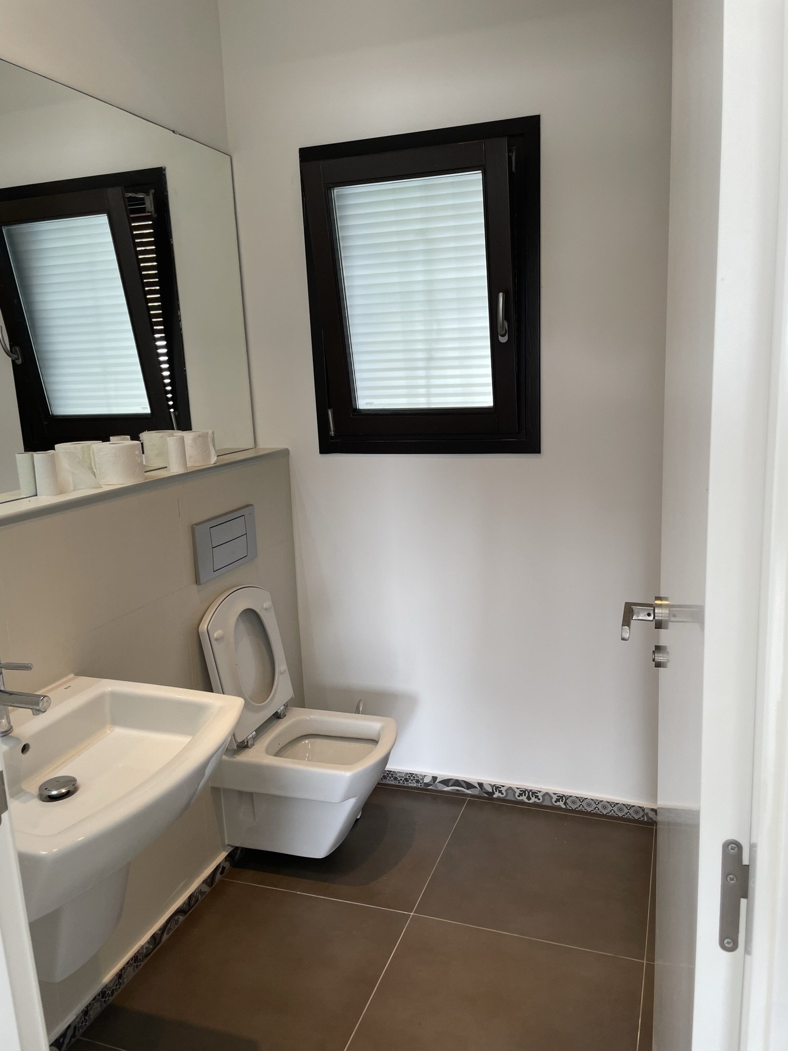 Modernes Gäste-WC mit natürlicher Belüftung - Designelemente schaffen Atmosphäre und Funktionalität Modernes Gäste-WC mit natürlicher Belüftung - Designelemente schaffen Atmosphäre und Funktionalität