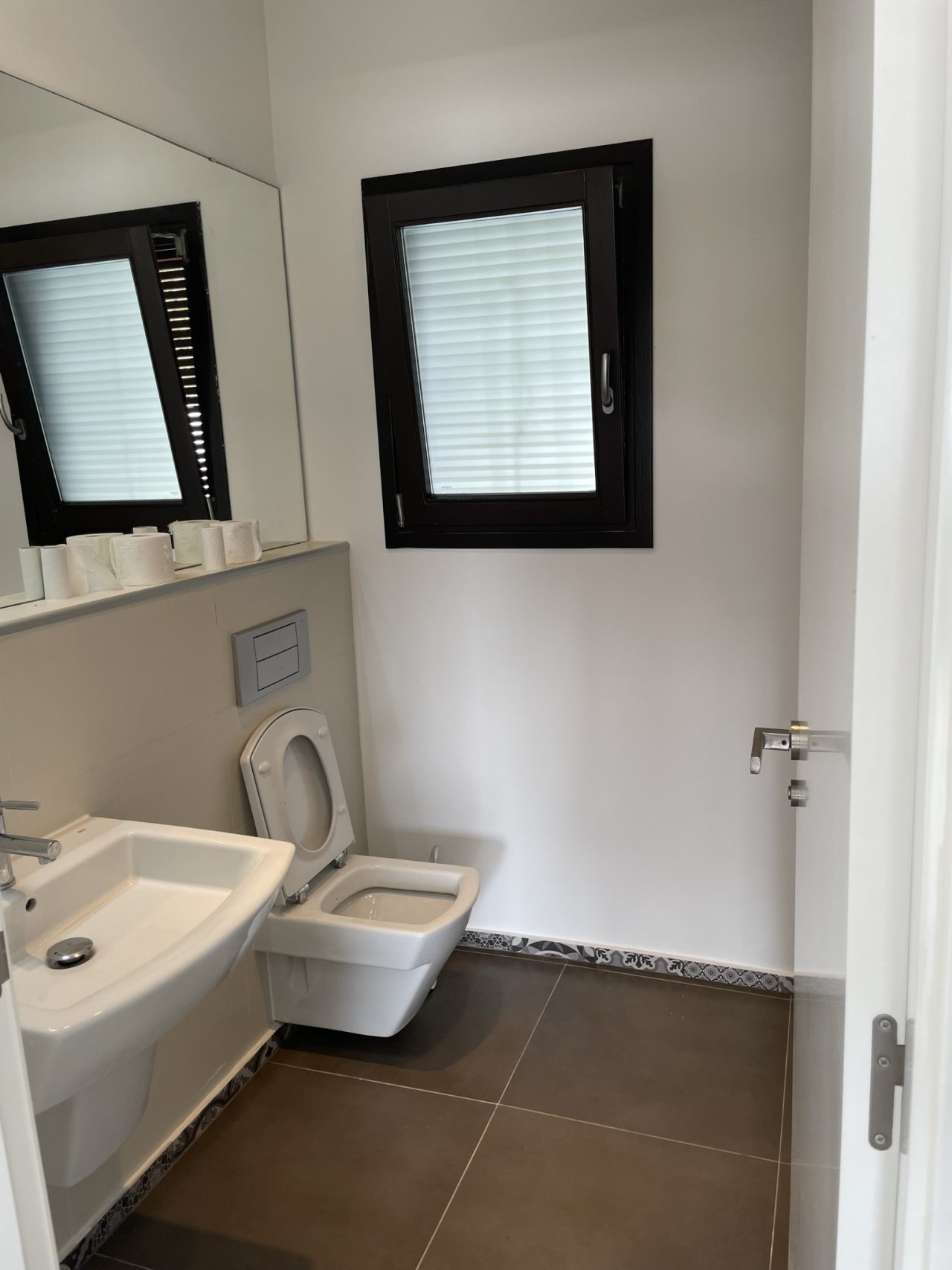 Modernes Gäste-WC mit natürlicher Belüftung - Designelemente schaffen Atmosphäre und Funktionalität Modernes Gäste-WC mit natürlicher Belüftung - Designelemente schaffen Atmosphäre und Funktionalität