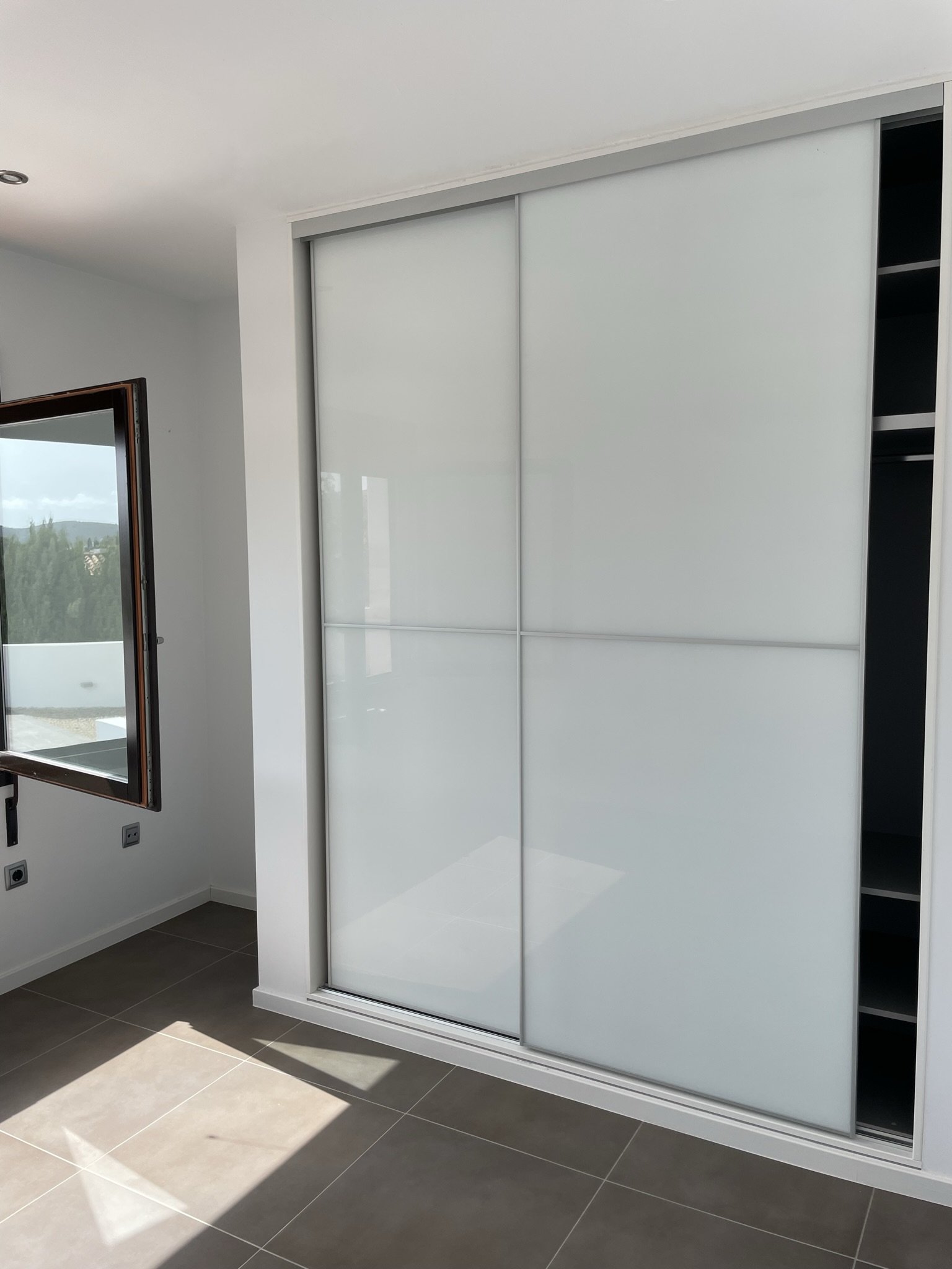 Großzügiger Einbauschrank mit eleganten Schiebetüren - Maximale Stauraum-Lösung in zeitlosem Design! Großzügiger Einbauschrank mit eleganten Schiebetüren - Maximale Stauraum-Lösung in zeitlosem Design!