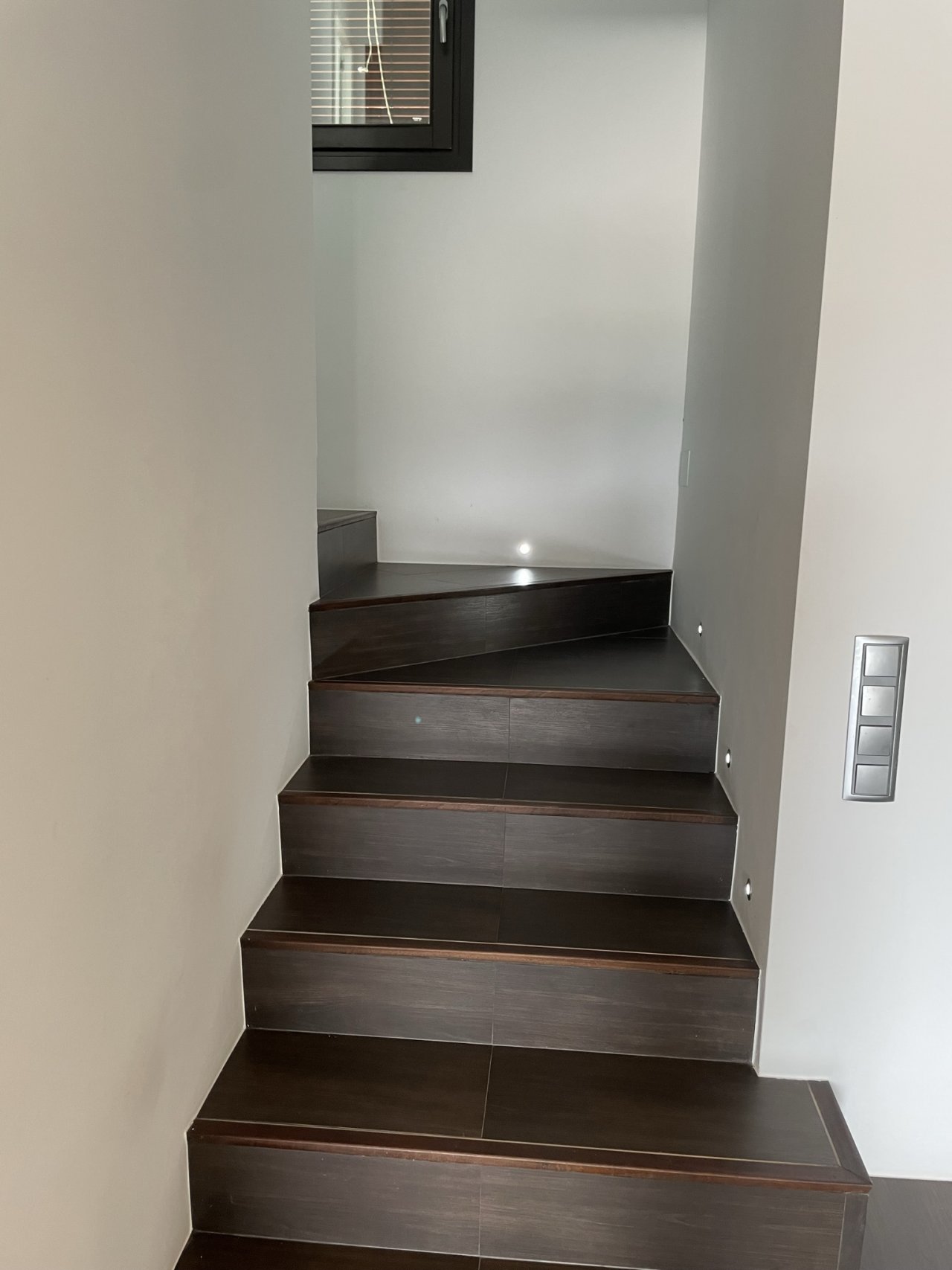 Elegante Designtreppe mit integrierter Beleuchtung - Funktionalität trifft Ästhetik! Elegante Designtreppe mit integrierter Beleuchtung - Funktionalität trifft Ästhetik!
