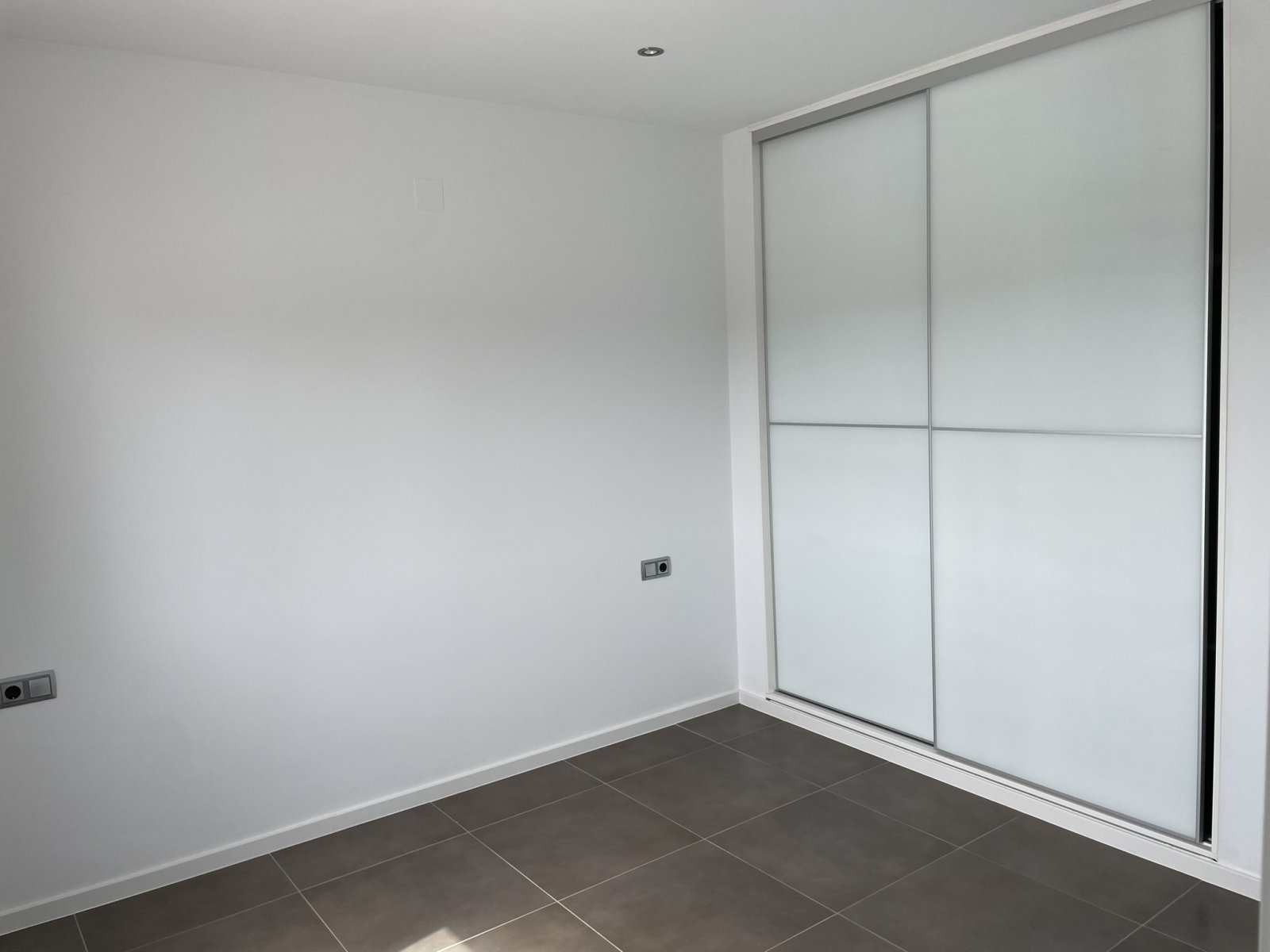 Geräumiger Einbauschrank mit eleganten Schiebetüren - Maximale Stauraum-Lösung in modernem Design! Geräumiger Einbauschrank mit eleganten Schiebetüren - Maximale Stauraum-Lösung in modernem Design!