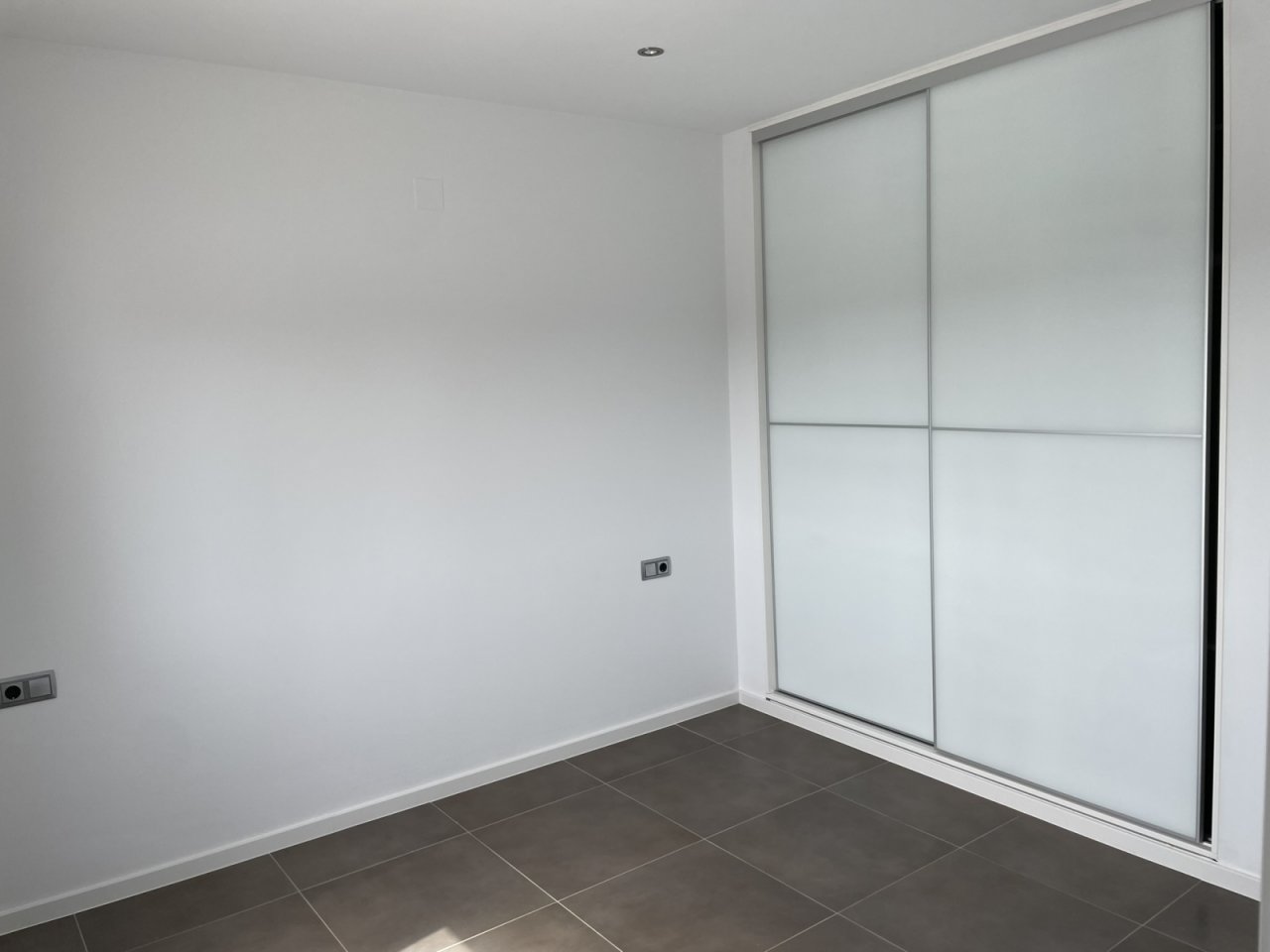 Geräumiger Einbauschrank mit eleganten Schiebetüren - Maximale Stauraum-Lösung in modernem Design! Geräumiger Einbauschrank mit eleganten Schiebetüren - Maximale Stauraum-Lösung in modernem Design!