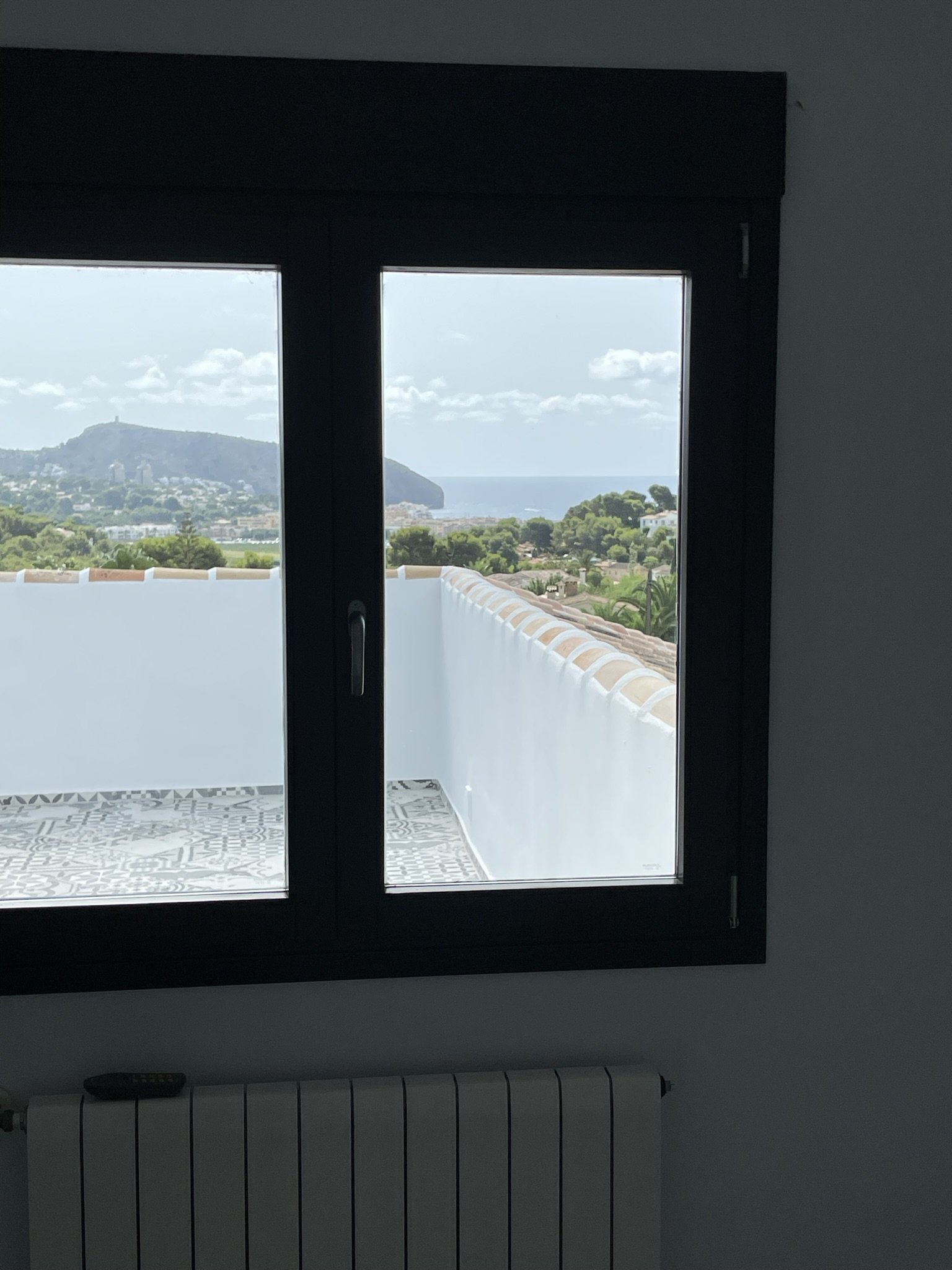 Panorama-Ausblick: Moderne Fensterfront mit atemberaubender Mittelmeer-Bergkulisse Panorama-Ausblick: Moderne Fensterfront mit atemberaubender Mittelmeer-Bergkulisse