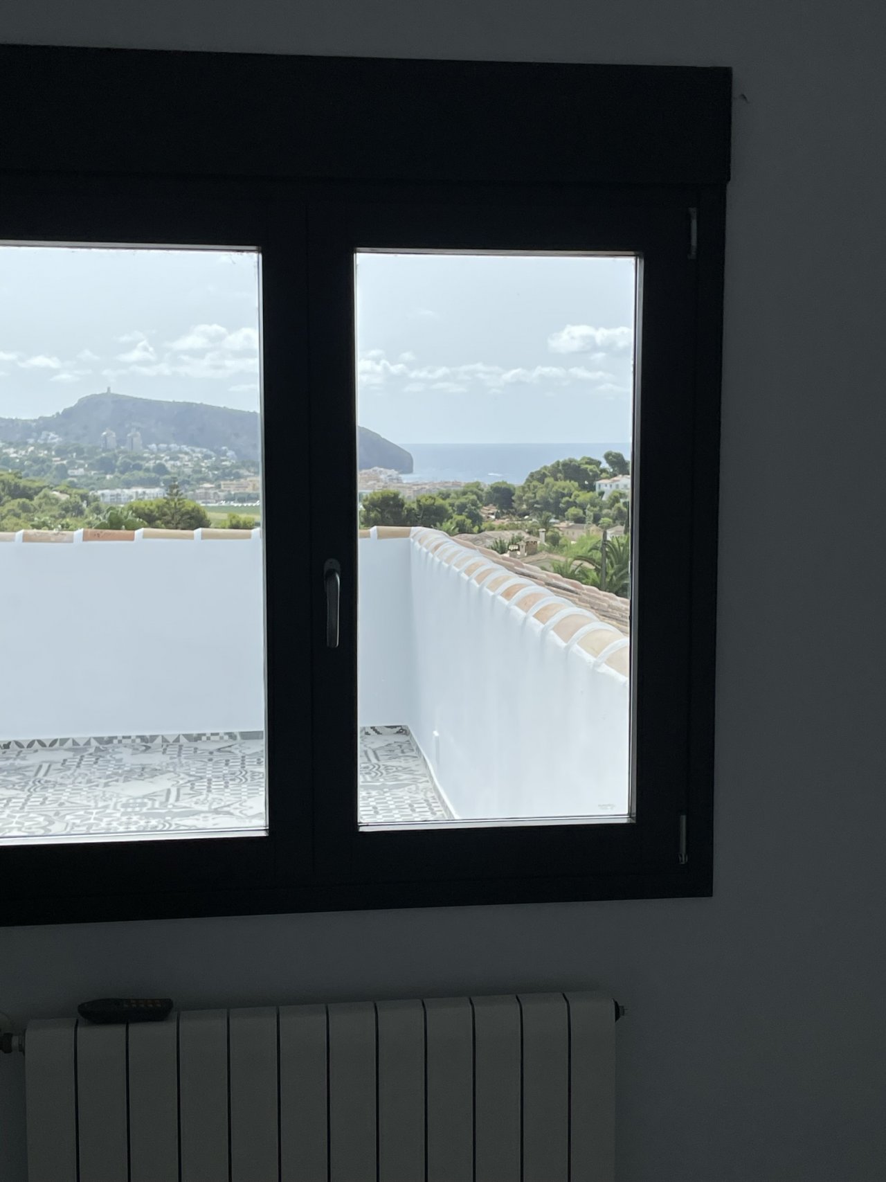 Panorama-Ausblick: Moderne Fensterfront mit atemberaubender Mittelmeer-Bergkulisse Panorama-Ausblick: Moderne Fensterfront mit atemberaubender Mittelmeer-Bergkulisse