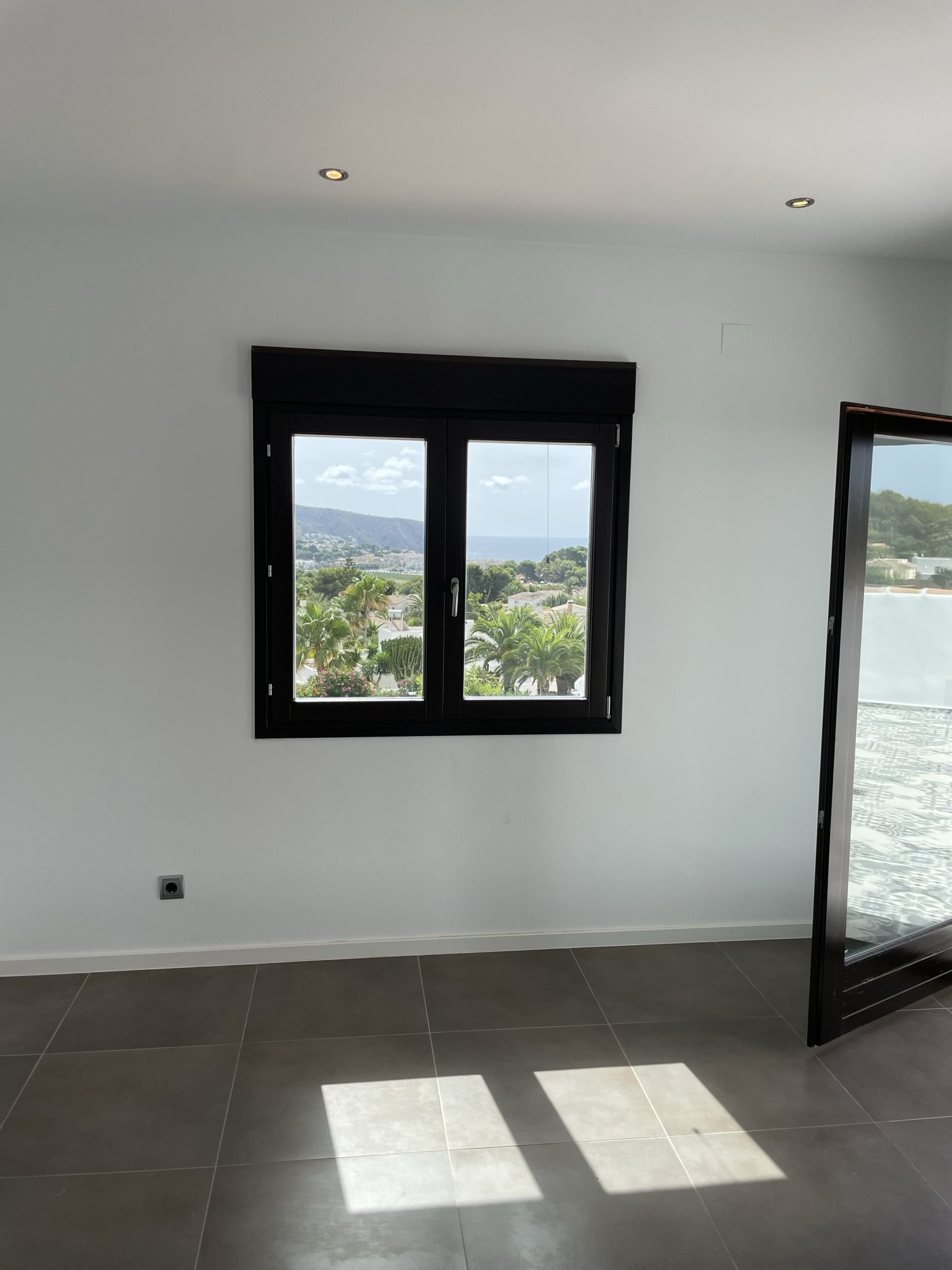 Lichtdurchfluteter Panorama-Ausblick: Moderne Fensterfront mit atemberaubender Berglandschaft und Palmenkulisse Lichtdurchfluteter Panorama-Ausblick: Moderne Fensterfront mit atemberaubender Berglandschaft und Palmenkulisse