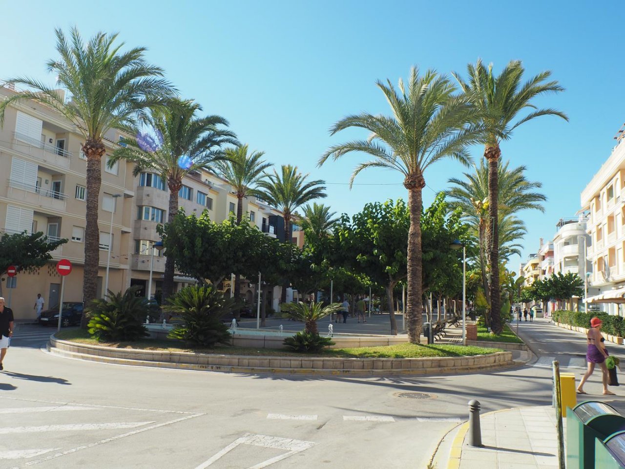 Mediterrane Stadtoase: Sonnendurchflutete Palmenpromenade mit charmanter Architektur und urbaner Grüngestaltung Mediterrane Stadtoase: Sonnendurchflutete Palmenpromenade mit charmanter Architektur und urbaner Grüngestaltung