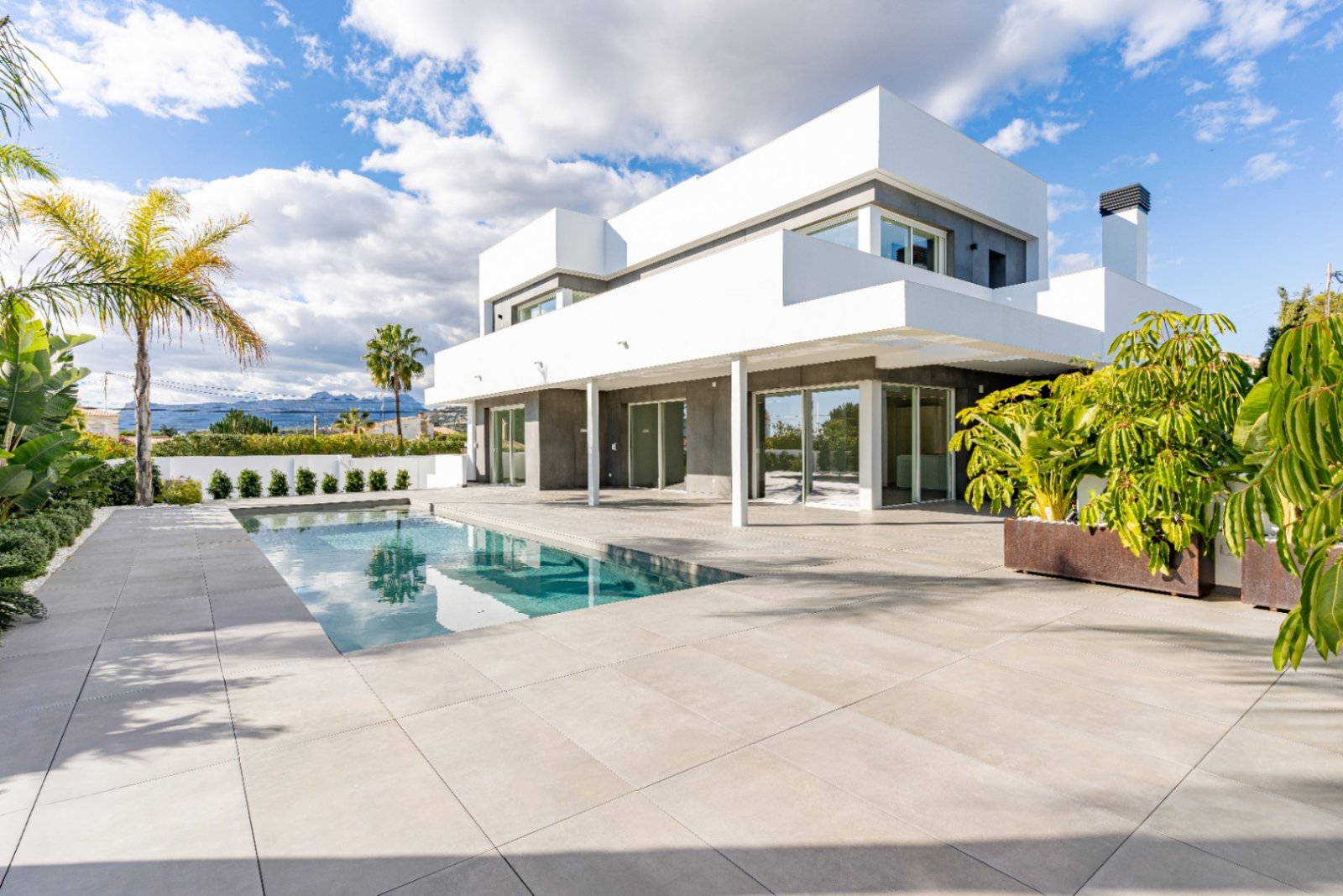 Moderne Architektur trifft Panorama-Meerblick - Luxus-Villa mit elegantem Pool und großzügiger Terrasse Moderne Architektur trifft Panorama-Meerblick - Luxus-Villa mit elegantem Pool und großzügiger Terrasse