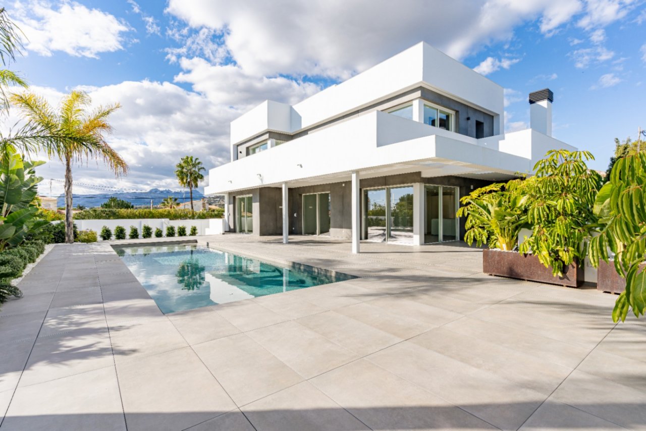 Moderne Architektur trifft Panorama-Meerblick - Luxus-Villa mit elegantem Pool und großzügiger Terrasse Moderne Architektur trifft Panorama-Meerblick - Luxus-Villa mit elegantem Pool und großzügiger Terrasse