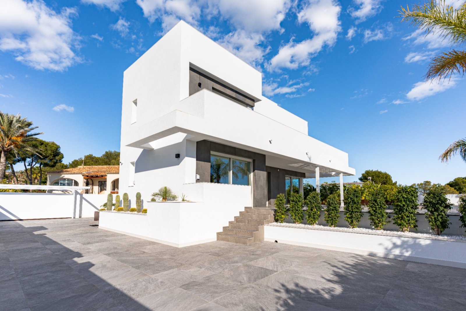 Moderne Architektur-Oase: Designvilla mit großzügiger Terrasse und mediterraner Bepflanzung Moderne Architektur-Oase: Designvilla mit großzügiger Terrasse und mediterraner Bepflanzung