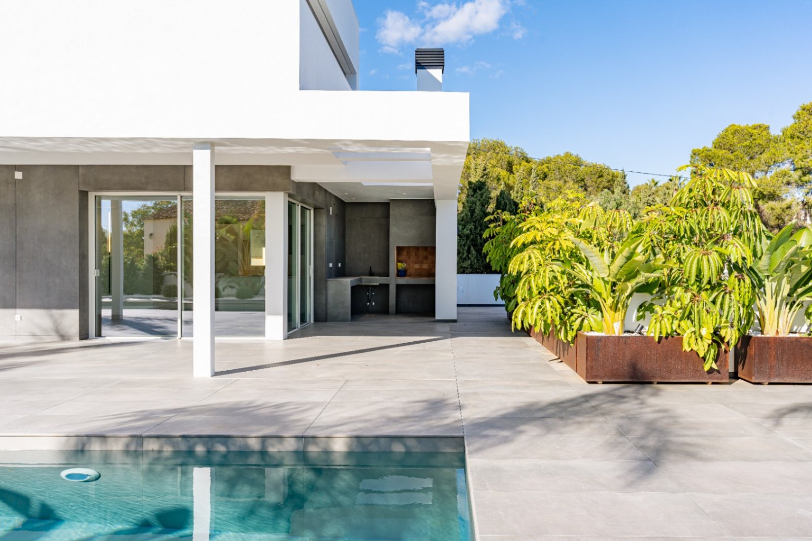 Modernes Architektur-Highlight: Designvilla mit nahtlos integrierter Outdoor-Küche und elegantem Pool-Ambiente Modernes Architektur-Highlight: Designvilla mit nahtlos integrierter Outdoor-Küche und elegantem Pool-Ambiente