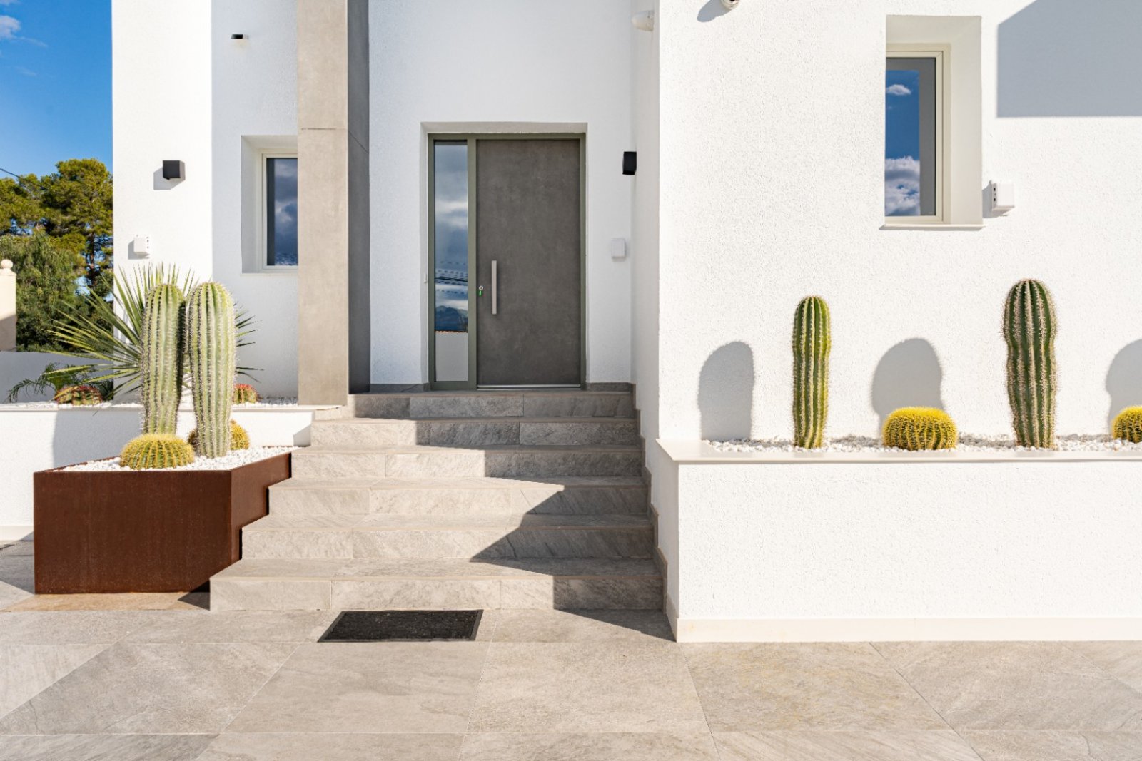 Exklusive Designervilla mit mediterranem Eingangsbereich - Moderne Architektur trifft zeitlose Eleganz Exklusive Designervilla mit mediterranem Eingangsbereich - Moderne Architektur trifft zeitlose Eleganz
