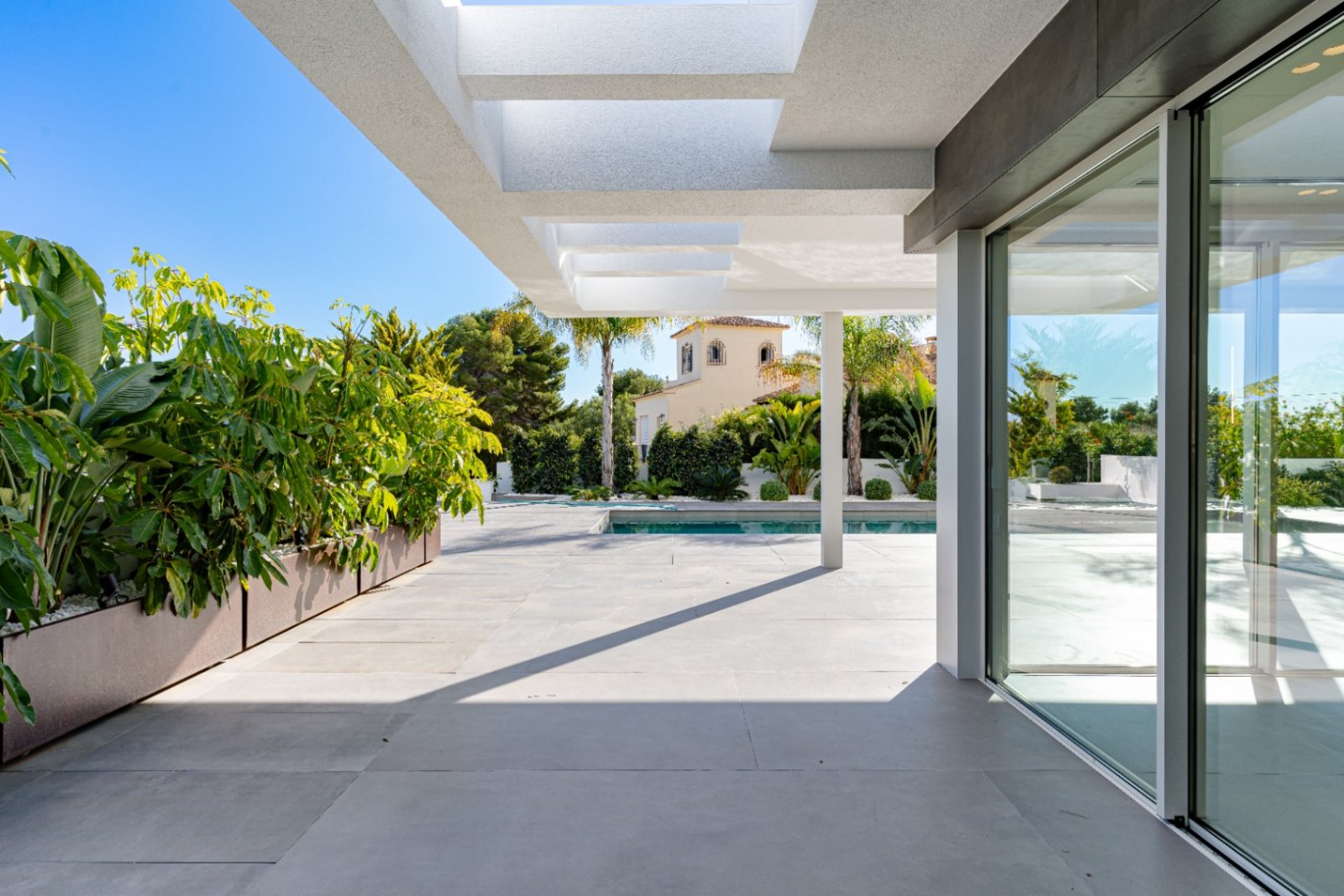 Lichtdurchflutete Terrasse mit Skylight-Design und Pool - Ihr Luxus-Rückzugsort im mediterranen Stil Lichtdurchflutete Terrasse mit Skylight-Design und Pool - Ihr Luxus-Rückzugsort im mediterranen Stil