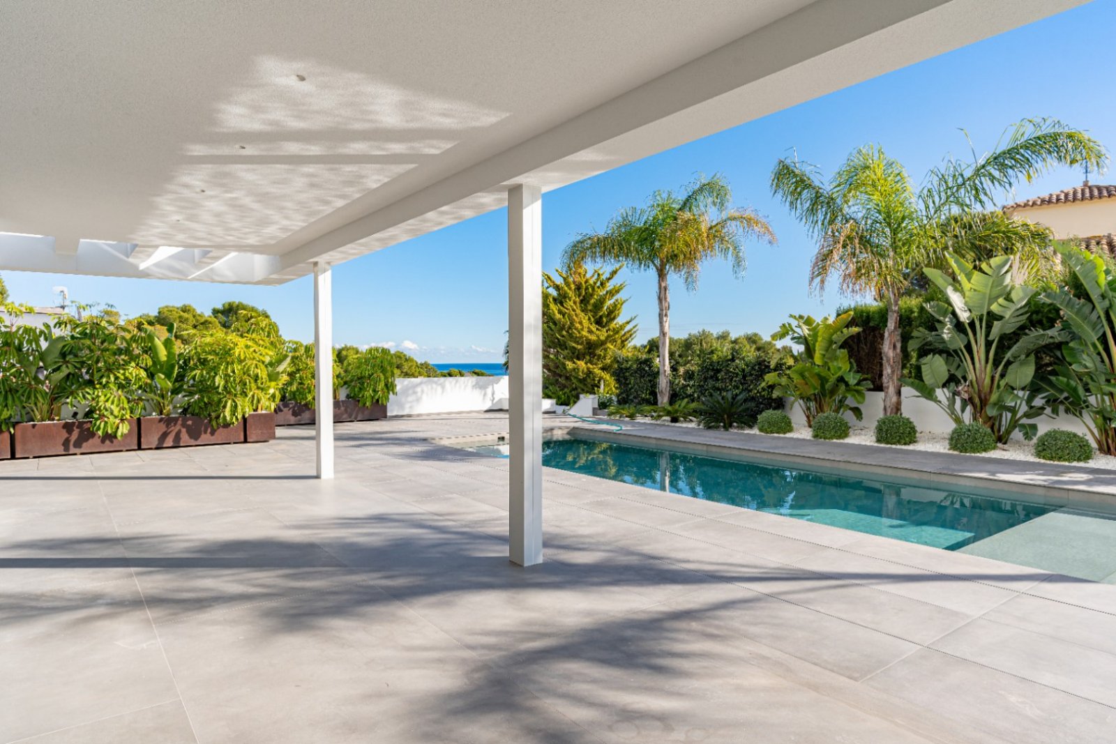 Luxus-Poolterrasse mit Meerblick - Ihr privates Urlaubsparadies mit mediterraner Gartenarchitektur Luxus-Poolterrasse mit Meerblick - Ihr privates Urlaubsparadies mit mediterraner Gartenarchitektur