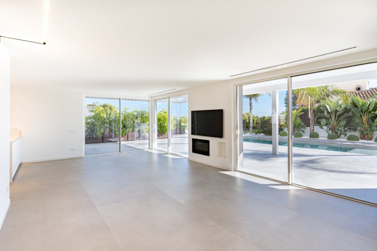 Lichtdurchflutetes Wohnambiente mit Panorama-Glasfront und integriertem Kamin - Ihr Lifestyle-Refugium mit Pool-Ausblick! Lichtdurchflutetes Wohnambiente mit Panorama-Glasfront und integriertem Kamin - Ihr Lifestyle-Refugium mit Pool-Ausblick!