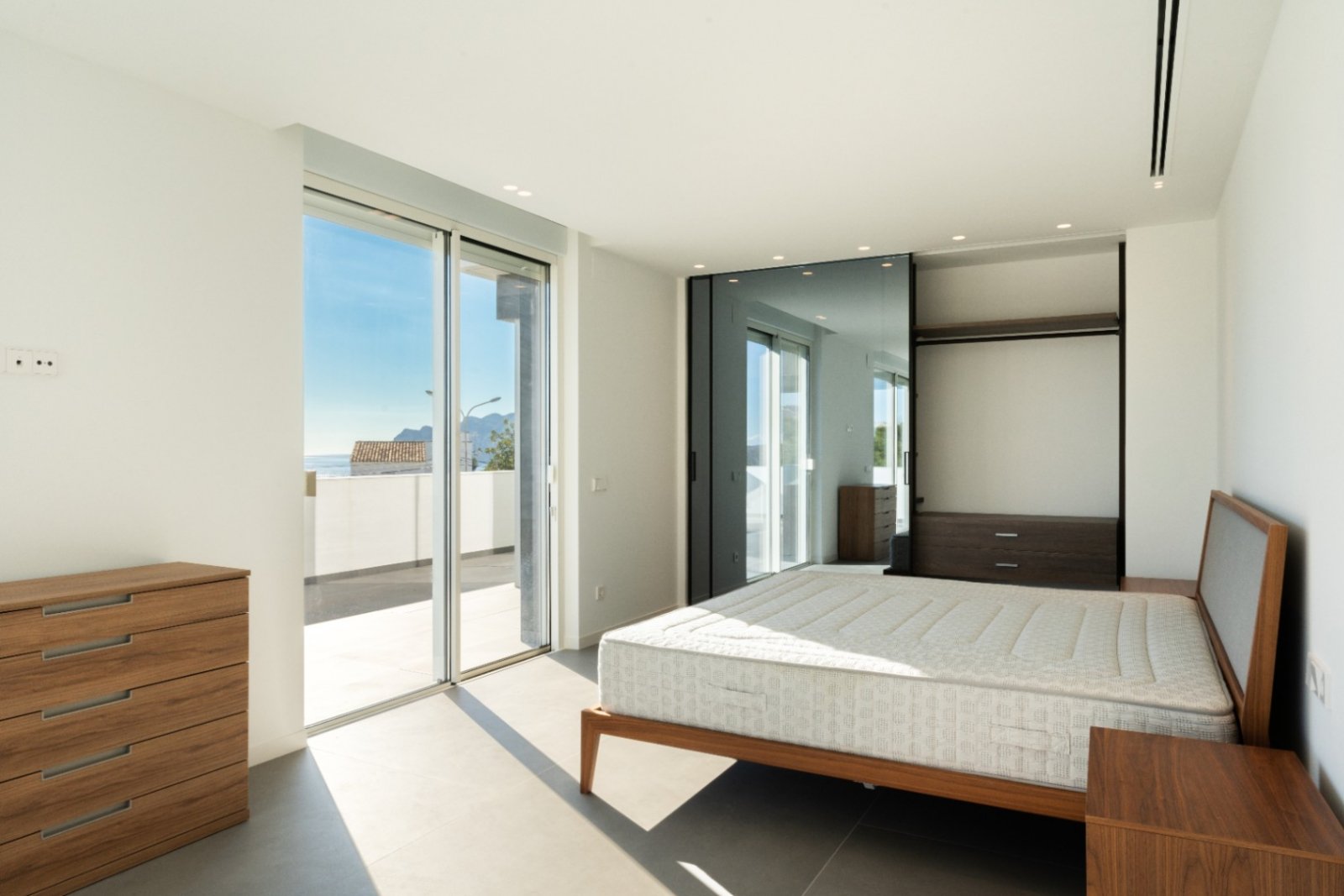 Lichtdurchflutetes Schlafzimmer mit Panorama-Bergblick und integriertem Designerschrank Lichtdurchflutetes Schlafzimmer mit Panorama-Bergblick und integriertem Designerschrank