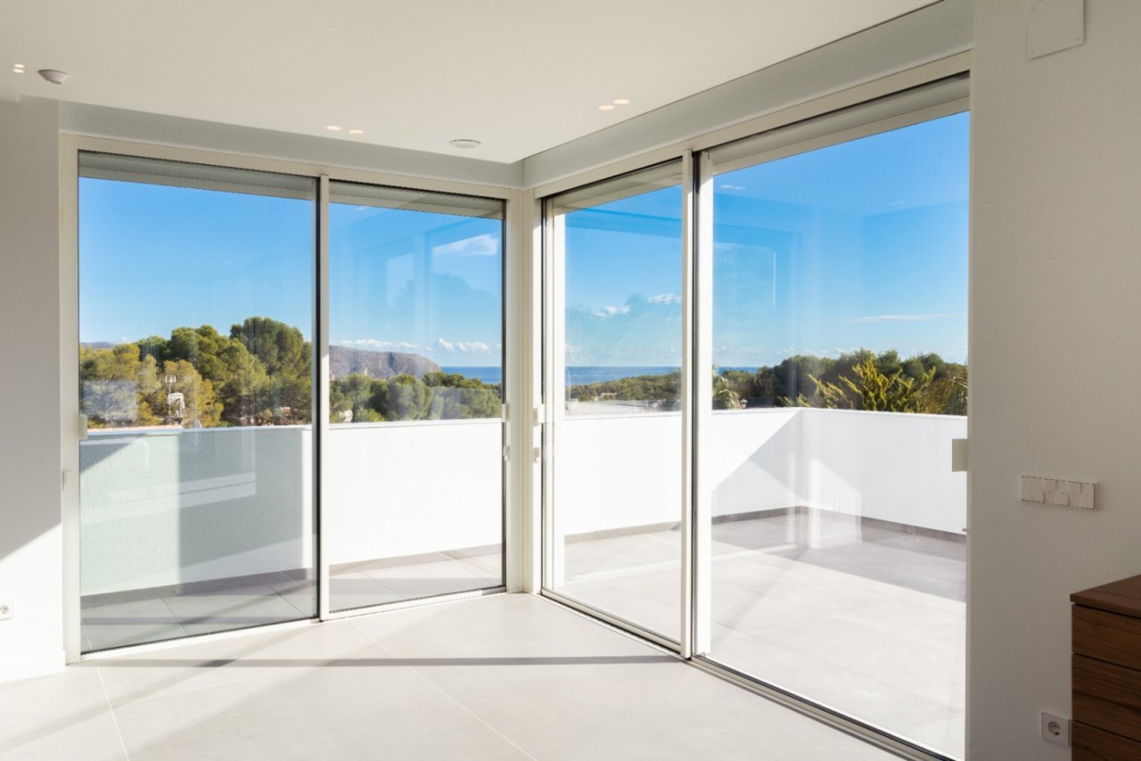Panorama-Ausblick: Lichtdurchflutete Eckfensterfront mit atemberaubender Meer- und Landschaftsperspektive Panorama-Ausblick: Lichtdurchflutete Eckfensterfront mit atemberaubender Meer- und Landschaftsperspektive