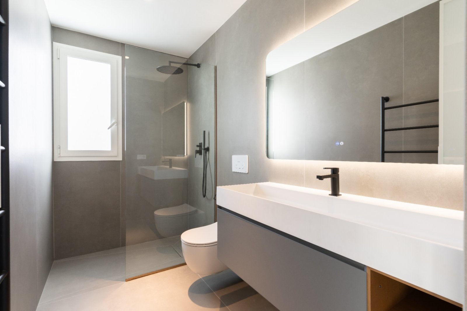 Modernes Wellness-Refugium: Edle Glasdusche und intelligente Lichtführung für höchsten Wohnkomfort Modernes Wellness-Refugium: Edle Glasdusche und intelligente Lichtführung für höchsten Wohnkomfort