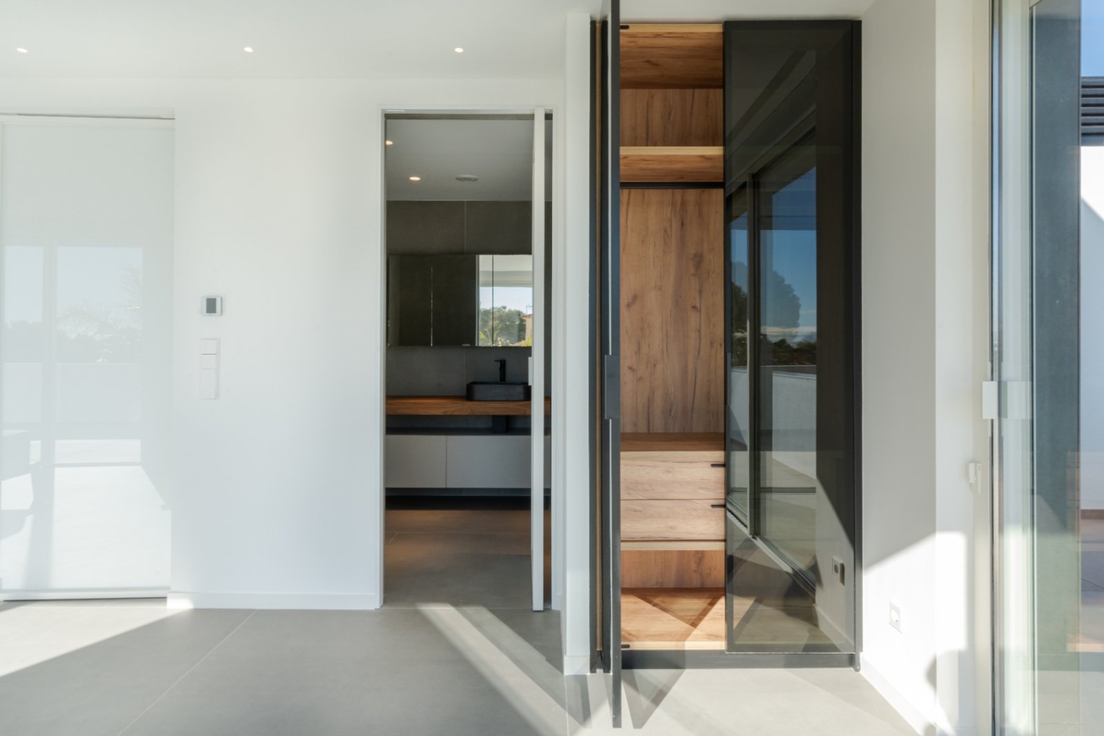 Lichtdurchfluteter Designschrank: Hochwertige Einbaugarderobe mit elegantem Holz-Glas-Konzept Lichtdurchfluteter Designschrank: Hochwertige Einbaugarderobe mit elegantem Holz-Glas-Konzept