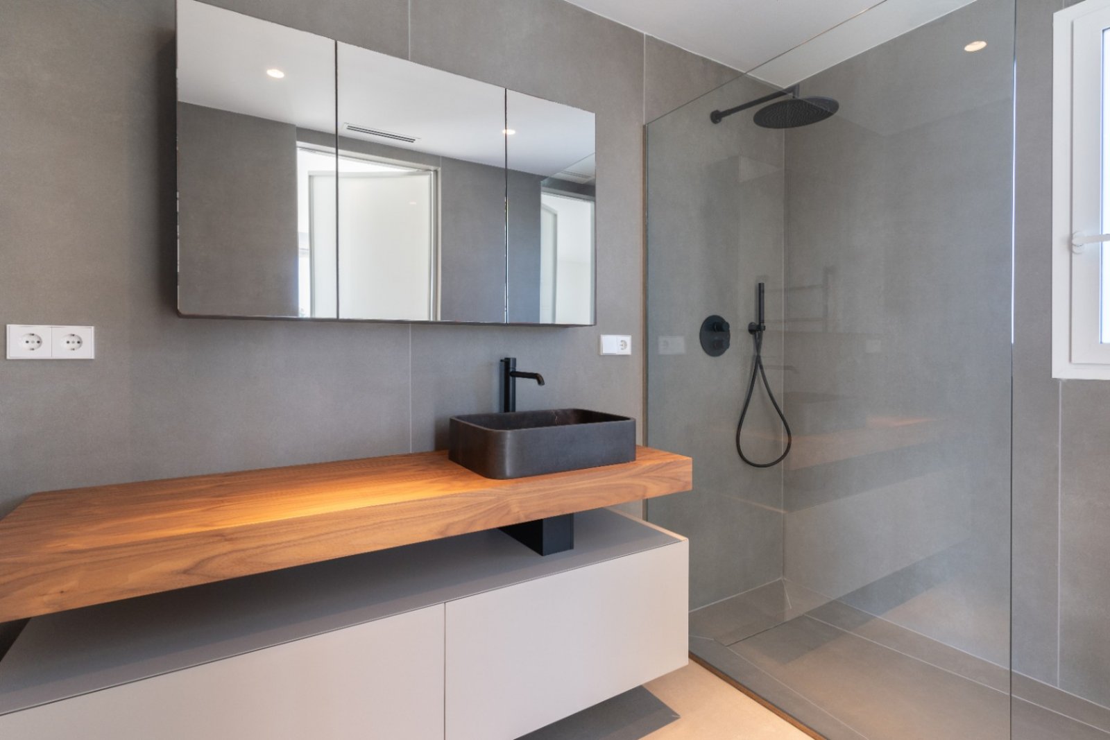 Luxuriöses Designbad mit Regendusche und elegantem Holz-Waschtisch - Moderne Wohlfühloase auf höchstem Niveau! Luxuriöses Designbad mit Regendusche und elegantem Holz-Waschtisch - Moderne Wohlfühloase auf höchstem Niveau!