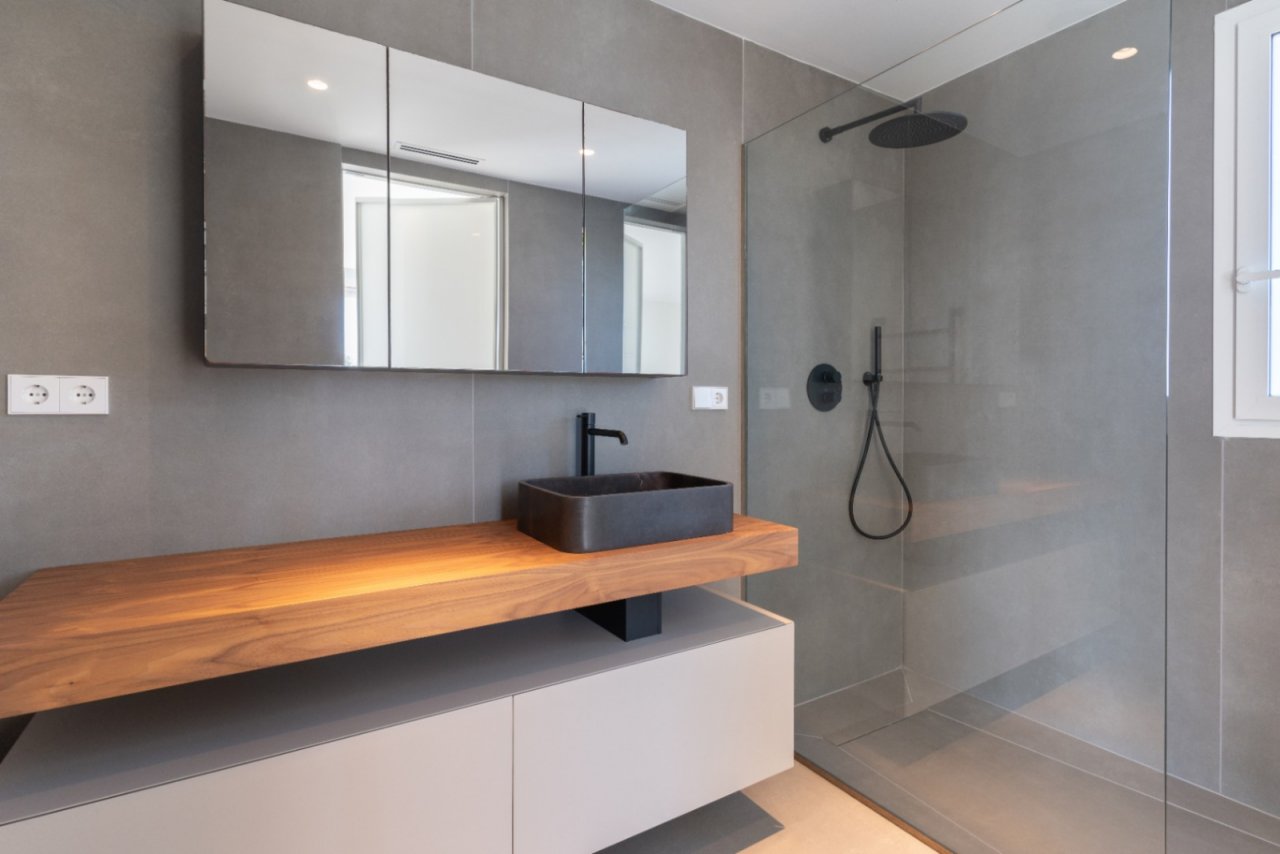Luxuriöses Designbad mit Regendusche und elegantem Holz-Waschtisch - Moderne Wohlfühloase auf höchstem Niveau! Luxuriöses Designbad mit Regendusche und elegantem Holz-Waschtisch - Moderne Wohlfühloase auf höchstem Niveau!