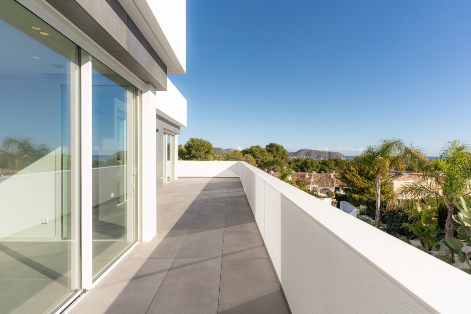 Weitläufiger Panorama-Balkon mit Bergblick und mediterraner Fernsicht Weitläufiger Panorama-Balkon mit Bergblick und mediterraner Fernsicht