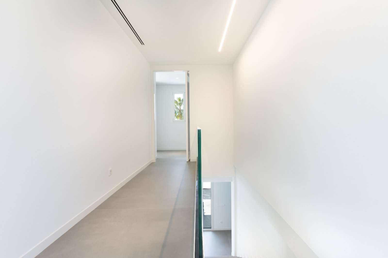 Lichtdurchfluteter Flur mit eleganter Raumteilung und moderner Glasgeländer-Architektur Lichtdurchfluteter Flur mit eleganter Raumteilung und moderner Glasgeländer-Architektur