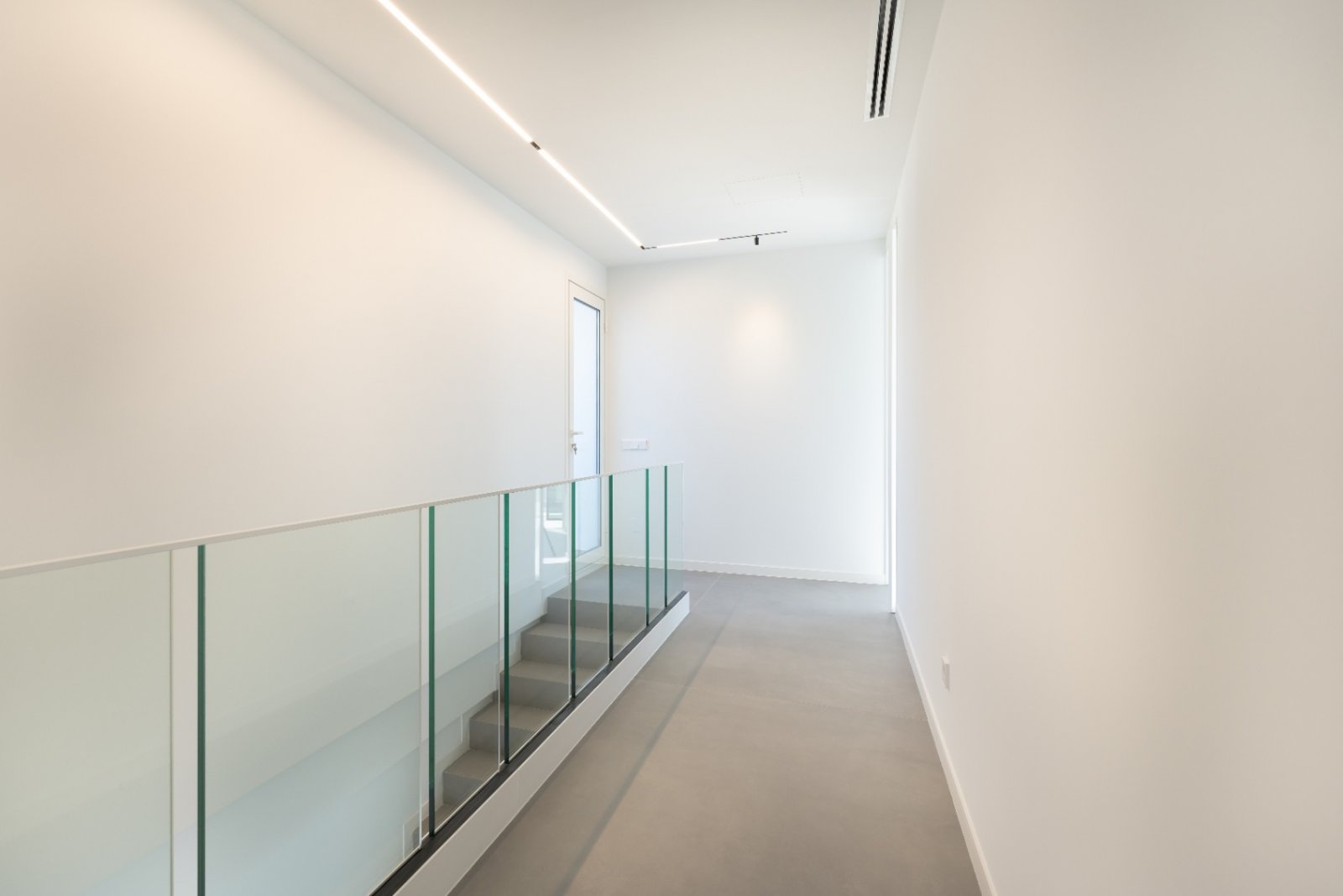 Lichtdurchfluteter Designflur mit eleganter Glasgeländer-Treppe - Moderne Architektur auf höchstem Niveau! Lichtdurchfluteter Designflur mit eleganter Glasgeländer-Treppe - Moderne Architektur auf höchstem Niveau!