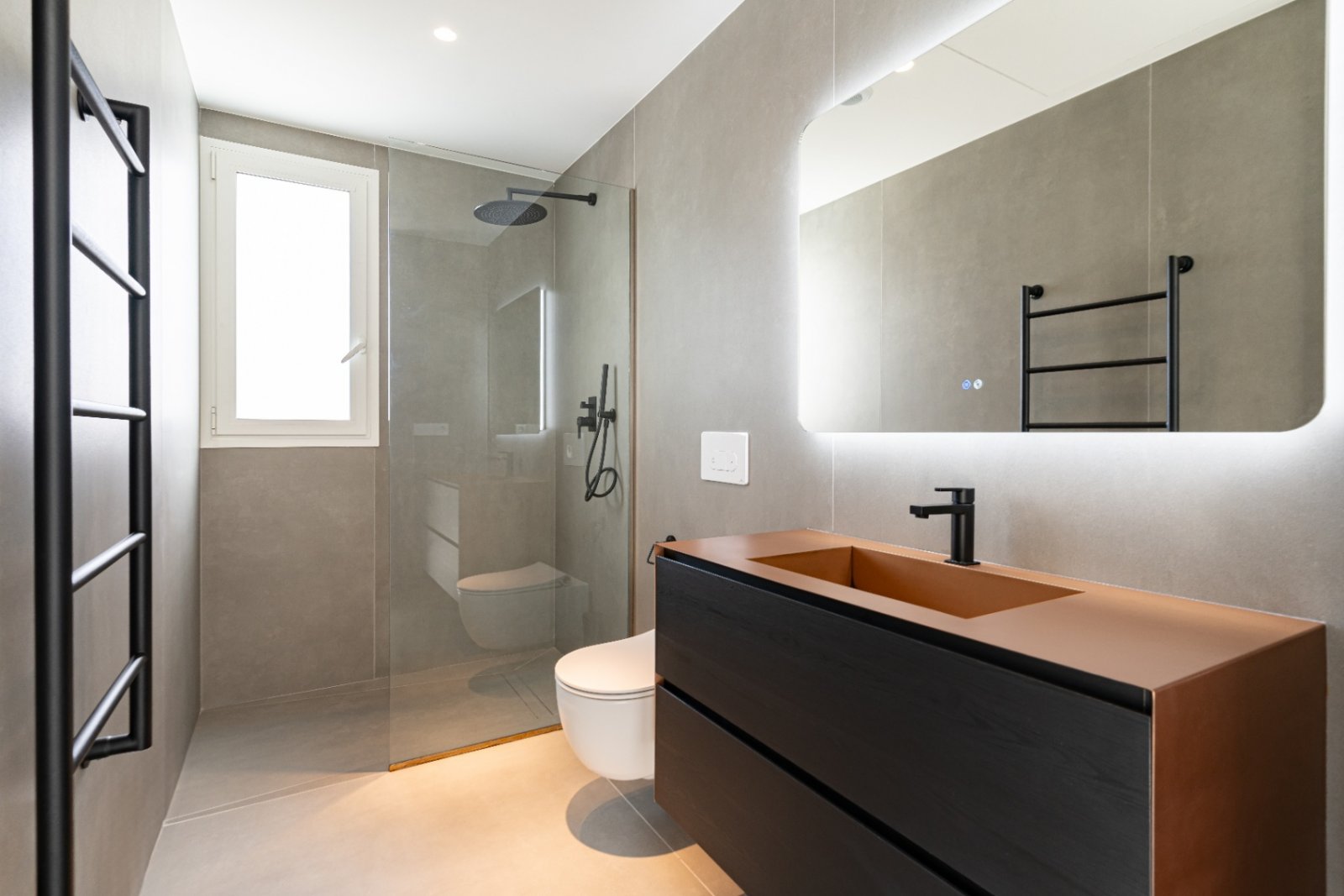 Luxuriöses Designerbad mit bodenebener Regendusche und integrierter Beleuchtung - Ihr persönliches Wellness-Retreat! Luxuriöses Designerbad mit bodenebener Regendusche und integrierter Beleuchtung - Ihr persönliches Wellness-Retreat!