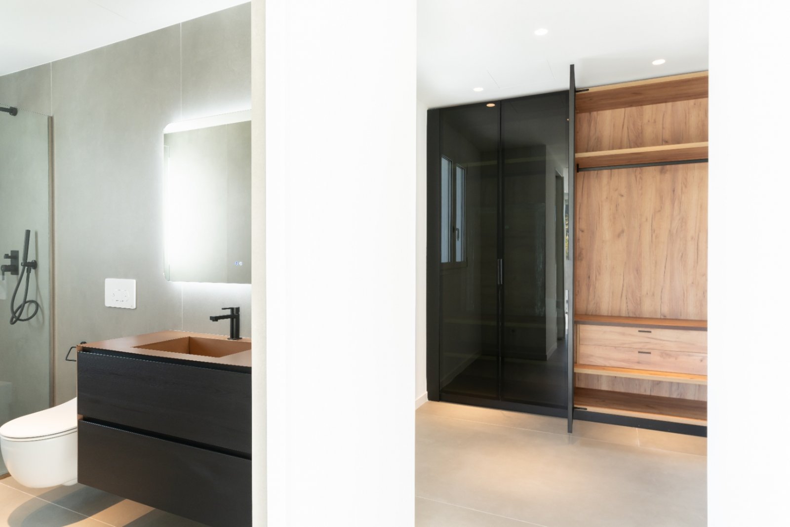 Luxuriöses Badezimmer mit integriertem Ankleidebereich: Moderne Raumtrennung und intelligente Designlösung Luxuriöses Badezimmer mit integriertem Ankleidebereich: Moderne Raumtrennung und intelligente Designlösung