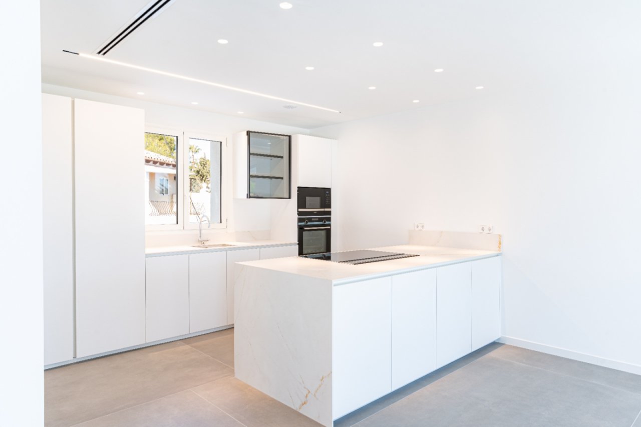 Lichtdurchflutete Designerküche mit integrierter Kochinsel - Moderne Architektur auf höchstem Niveau! Lichtdurchflutete Designerküche mit integrierter Kochinsel - Moderne Architektur auf höchstem Niveau!