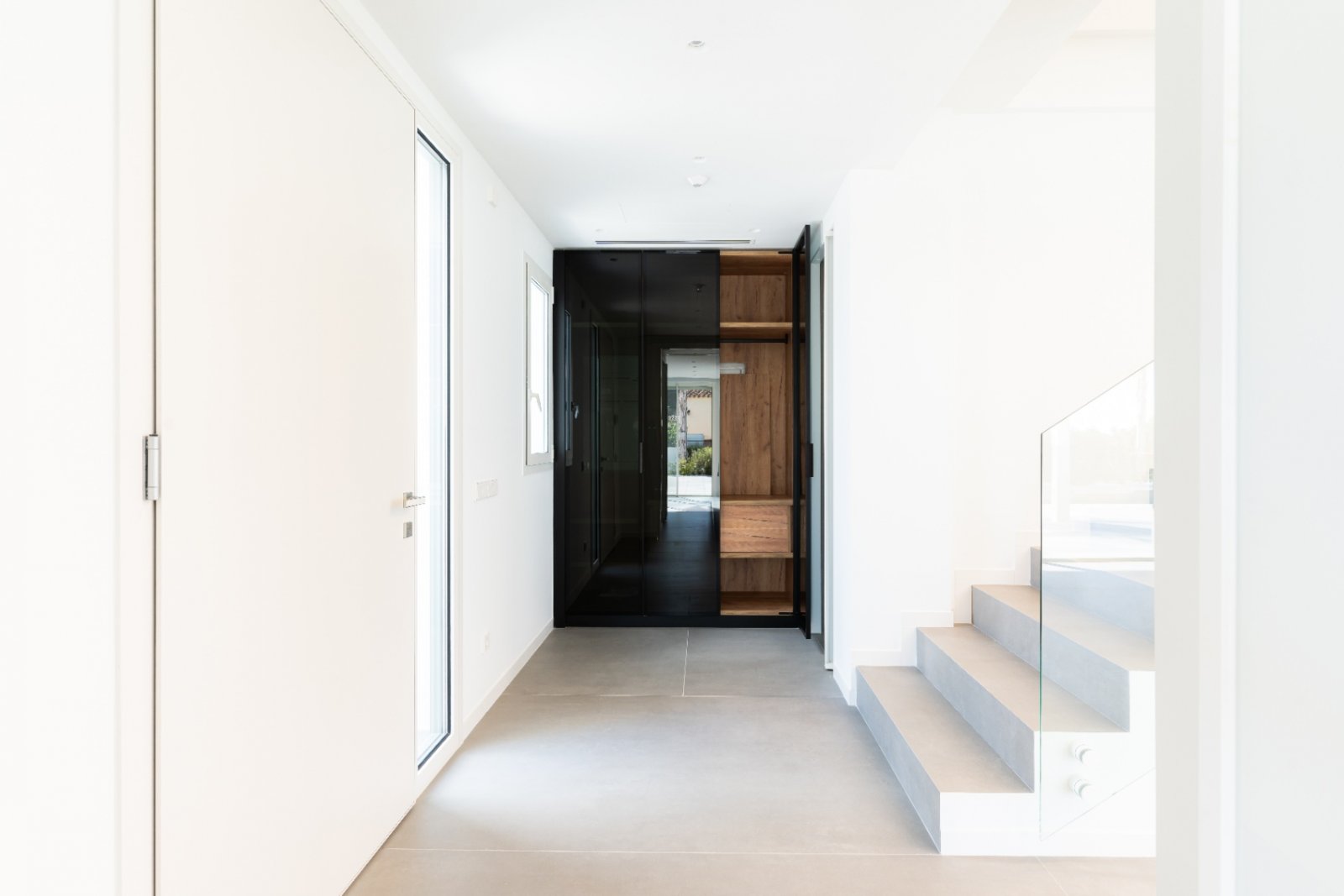 Lichtdurchfluteter Eingangsbereich mit eleganter Garderobe und moderner Glastreppe - Ihr Entrée mit Wohlfühl-Garantie! Lichtdurchfluteter Eingangsbereich mit eleganter Garderobe und moderner Glastreppe - Ihr Entrée mit Wohlfühl-Garantie!