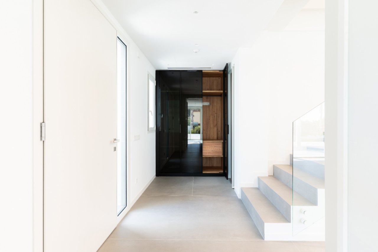 Lichtdurchfluteter Eingangsbereich mit eleganter Garderobe und moderner Glastreppe - Ihr Entrée mit Wohlfühl-Garantie! Lichtdurchfluteter Eingangsbereich mit eleganter Garderobe und moderner Glastreppe - Ihr Entrée mit Wohlfühl-Garantie!
