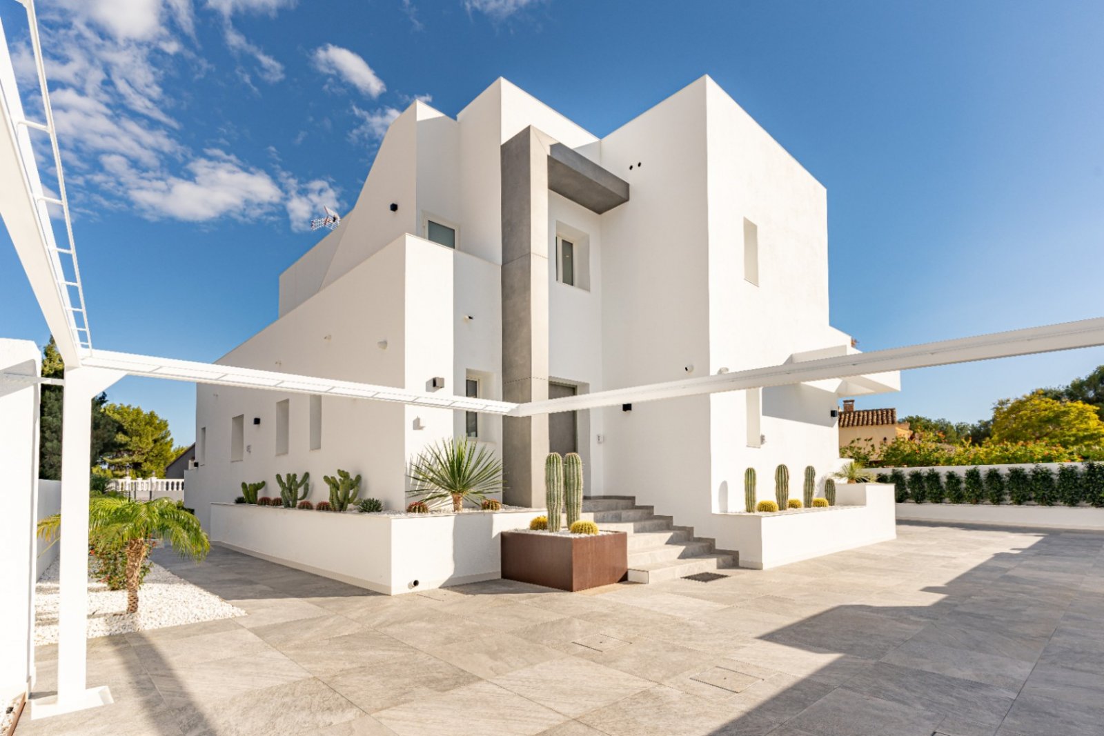 Moderne Architektur trifft Wüstencharme - Designervilla mit großzügiger Terrasse und stilvoller Kakteen-Bepflanzung Moderne Architektur trifft Wüstencharme - Designervilla mit großzügiger Terrasse und stilvoller Kakteen-Bepflanzung