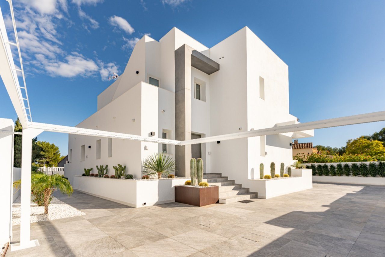 Moderne Architektur trifft Wüstencharme - Designervilla mit großzügiger Terrasse und stilvoller Kakteen-Bepflanzung Moderne Architektur trifft Wüstencharme - Designervilla mit großzügiger Terrasse und stilvoller Kakteen-Bepflanzung