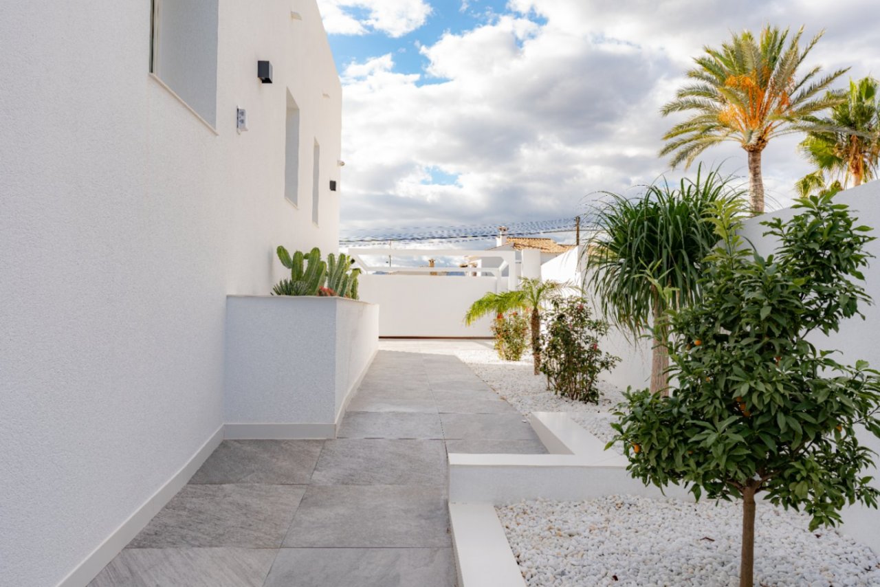 Mediterrane Gartenarchitektur: Designter Seitenweg mit pflegeleichter Bepflanzung und eleganten Natursteinelementen Mediterrane Gartenarchitektur: Designter Seitenweg mit pflegeleichter Bepflanzung und eleganten Natursteinelementen