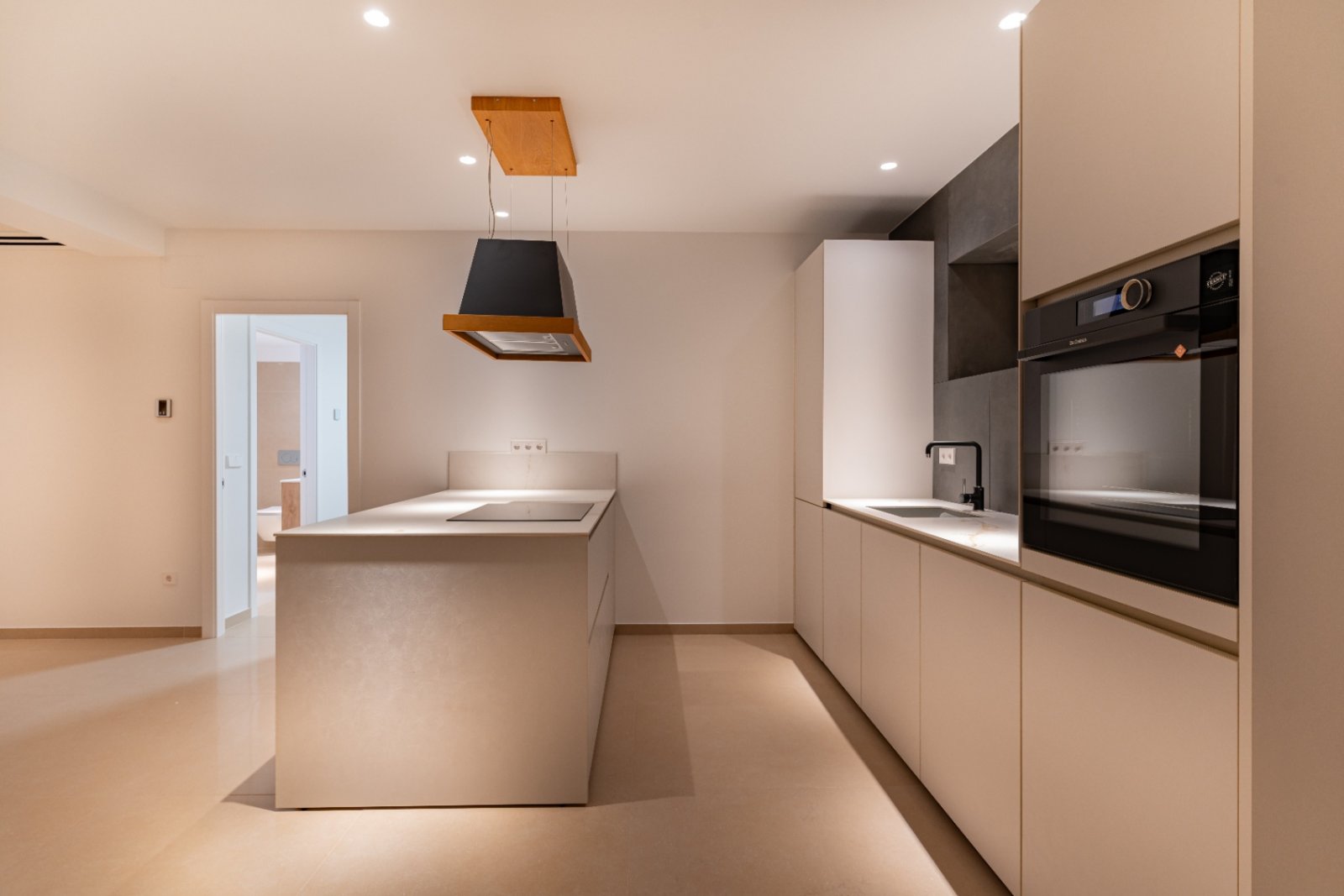 Moderne Designerküche mit Kochinsel und integrierter Hochleistungs-Einbaugeräte-Lösung Moderne Designerküche mit Kochinsel und integrierter Hochleistungs-Einbaugeräte-Lösung