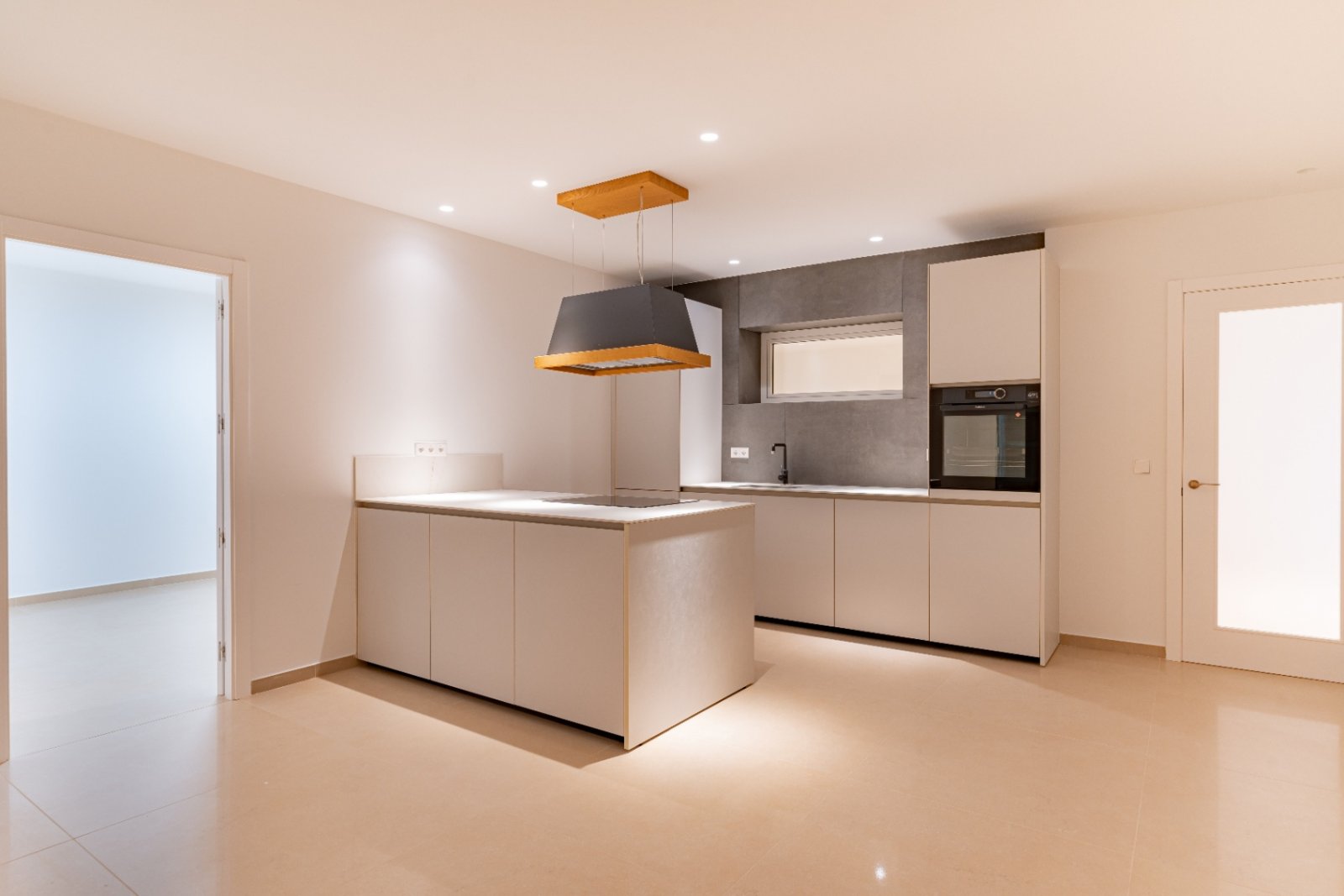 Moderne Designerküche mit Kochinsel - Hochwertige Einbaugeräte und cleverer Raumnutzung garantieren Kochkomfort auf höchstem Niveau! Moderne Designerküche mit Kochinsel - Hochwertige Einbaugeräte und cleverer Raumnutzung garantieren Kochkomfort auf höchstem Niveau!