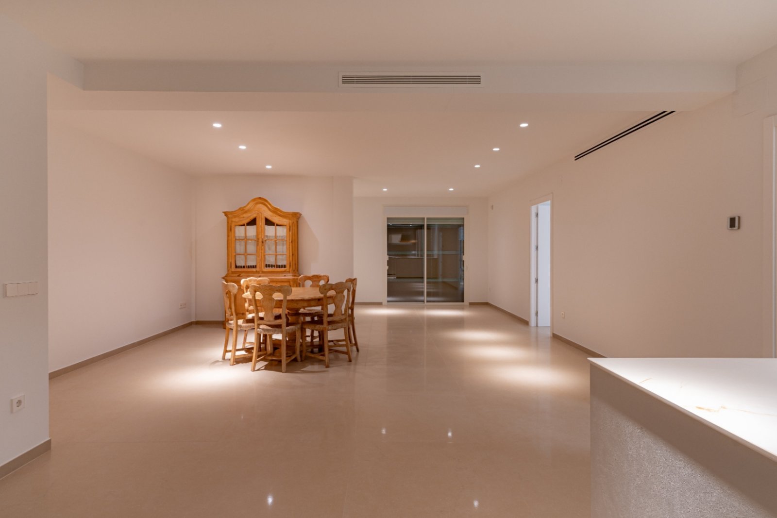 Lichtdurchfluteter Wohn-Essbereich mit eleganter Deckenbeleuchtung und nahtlos verlaufendem Hochglanz-Bodenbelag - Ihr neues Zuhause voller Weite und Harmonie! Lichtdurchfluteter Wohn-Essbereich mit eleganter Deckenbeleuchtung und nahtlos verlaufendem Hochglanz-Bodenbelag - Ihr neues Zuhause voller Weite und Harmonie!