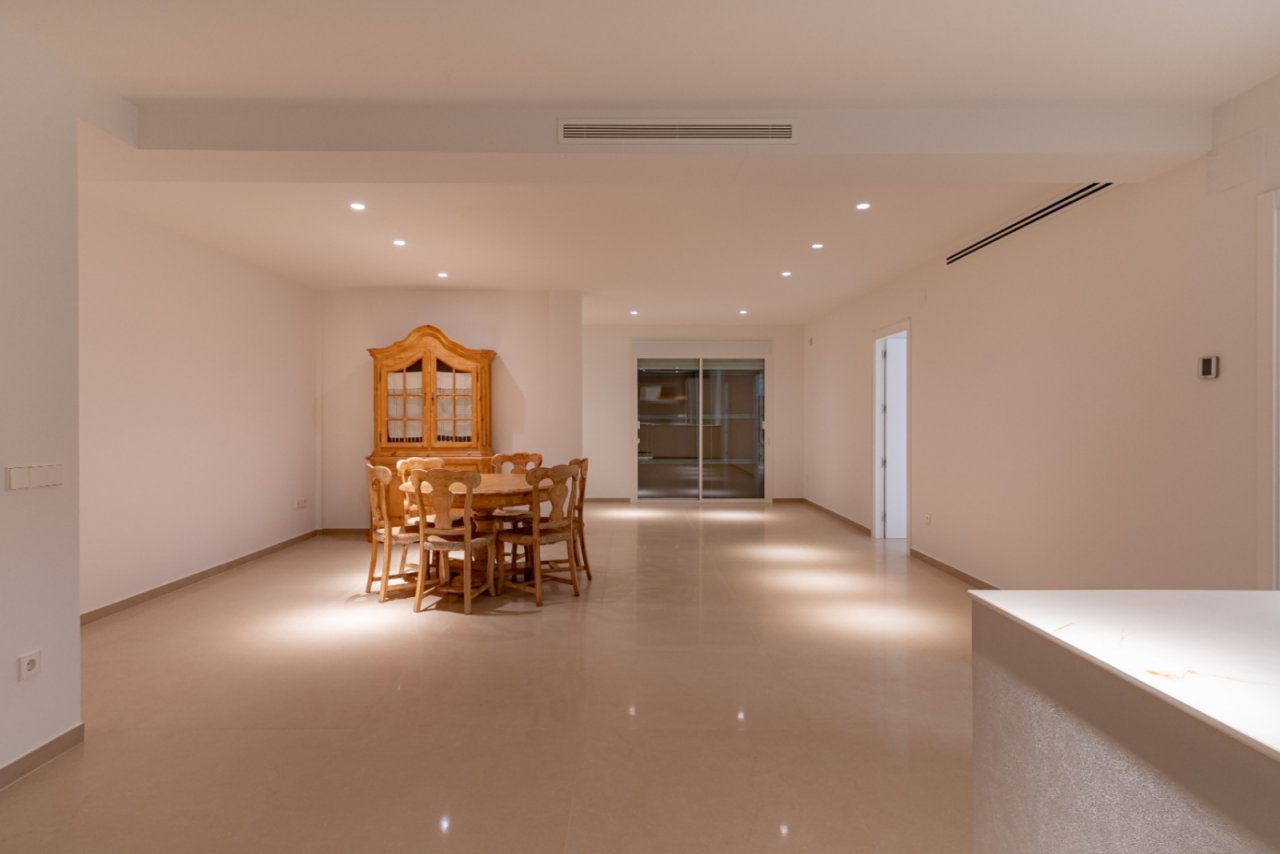 Lichtdurchfluteter Wohn-Essbereich mit eleganter Deckenbeleuchtung und nahtlos verlaufendem Hochglanz-Bodenbelag - Ihr neues Zuhause voller Weite und Harmonie! Lichtdurchfluteter Wohn-Essbereich mit eleganter Deckenbeleuchtung und nahtlos verlaufendem Hochglanz-Bodenbelag - Ihr neues Zuhause voller Weite und Harmonie!