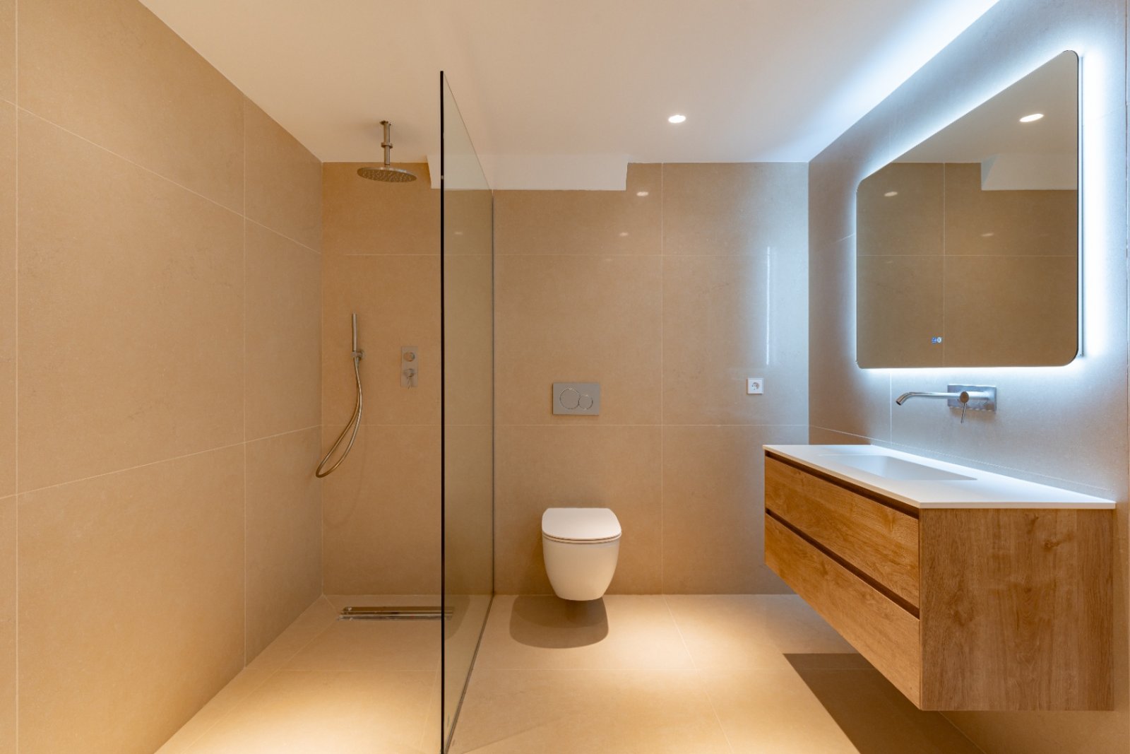 Luxuriöses Wellness-Ambiente: Edle Dusche mit Regenbrause und stimmungsvollem Ambiente Luxuriöses Wellness-Ambiente: Edle Dusche mit Regenbrause und stimmungsvollem Ambiente